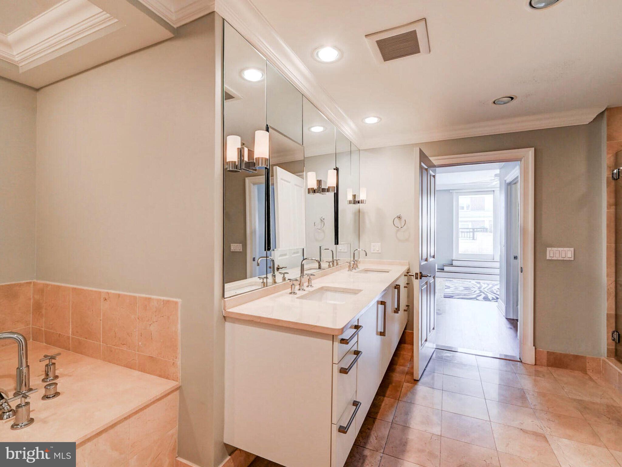 THE RITZ-CARLTON RESIDENCES - Residential