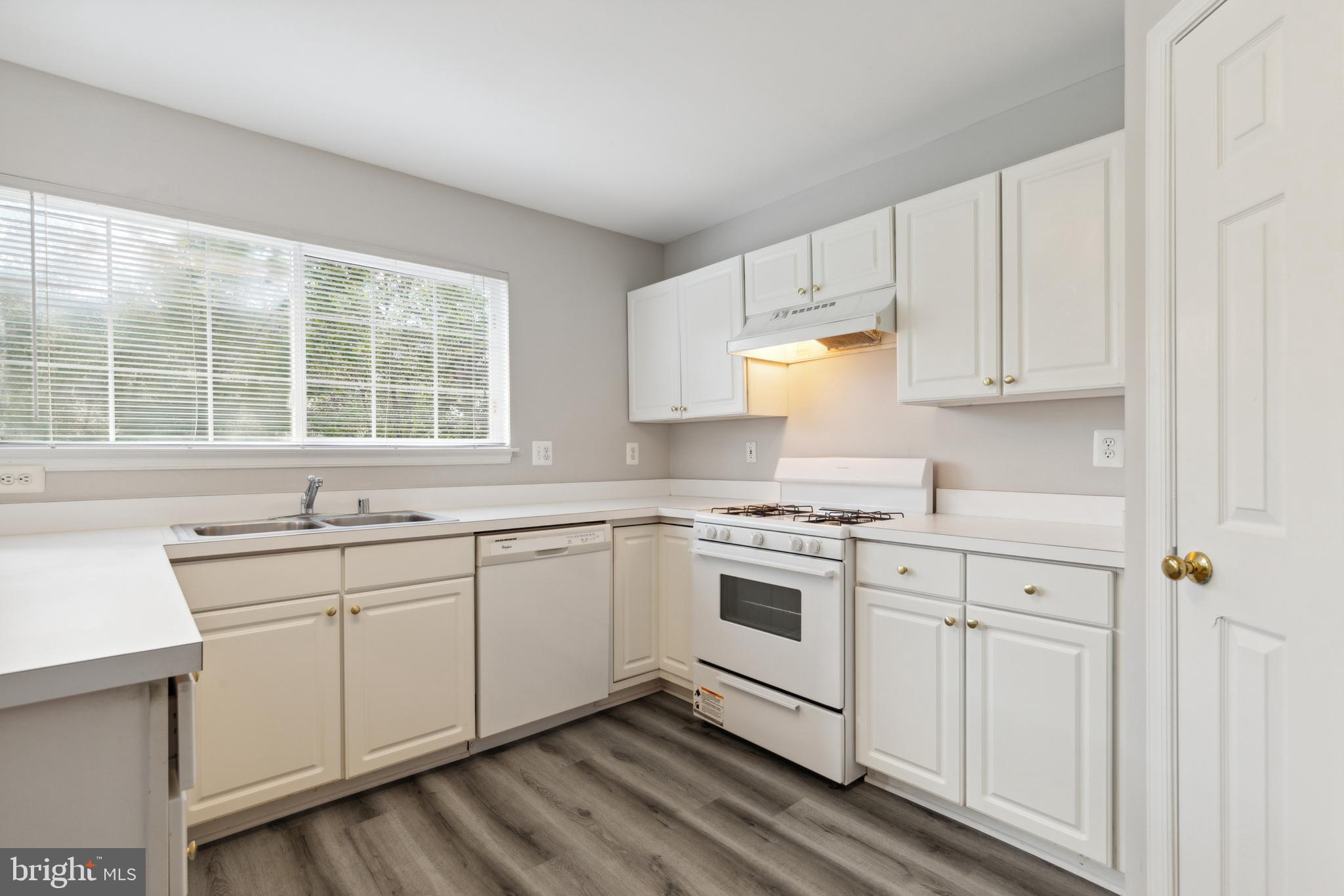 COURTS OF ASHBURN - Residential