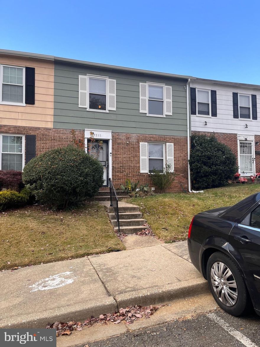 Recently renovated 3 story townhouse minutes from the National Harbor and MGM Casino.......