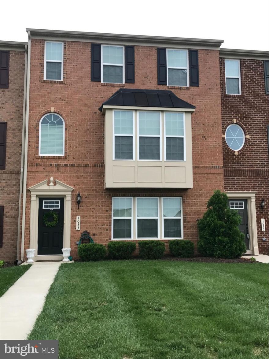 Luxurious three level 2400 sqft townhouse for rent in quiet neighborhood, close to all shopping and downtown amenities.  Fabulous kitchen has granite counters and hardwood floors throughout, Over sized master bedroom with fantastic master bath with granite counters custom tile in shower, jacuzzi tub and his and her sinks. Huge Living room and downstairs fam rm. 2 car garage. available june 1.