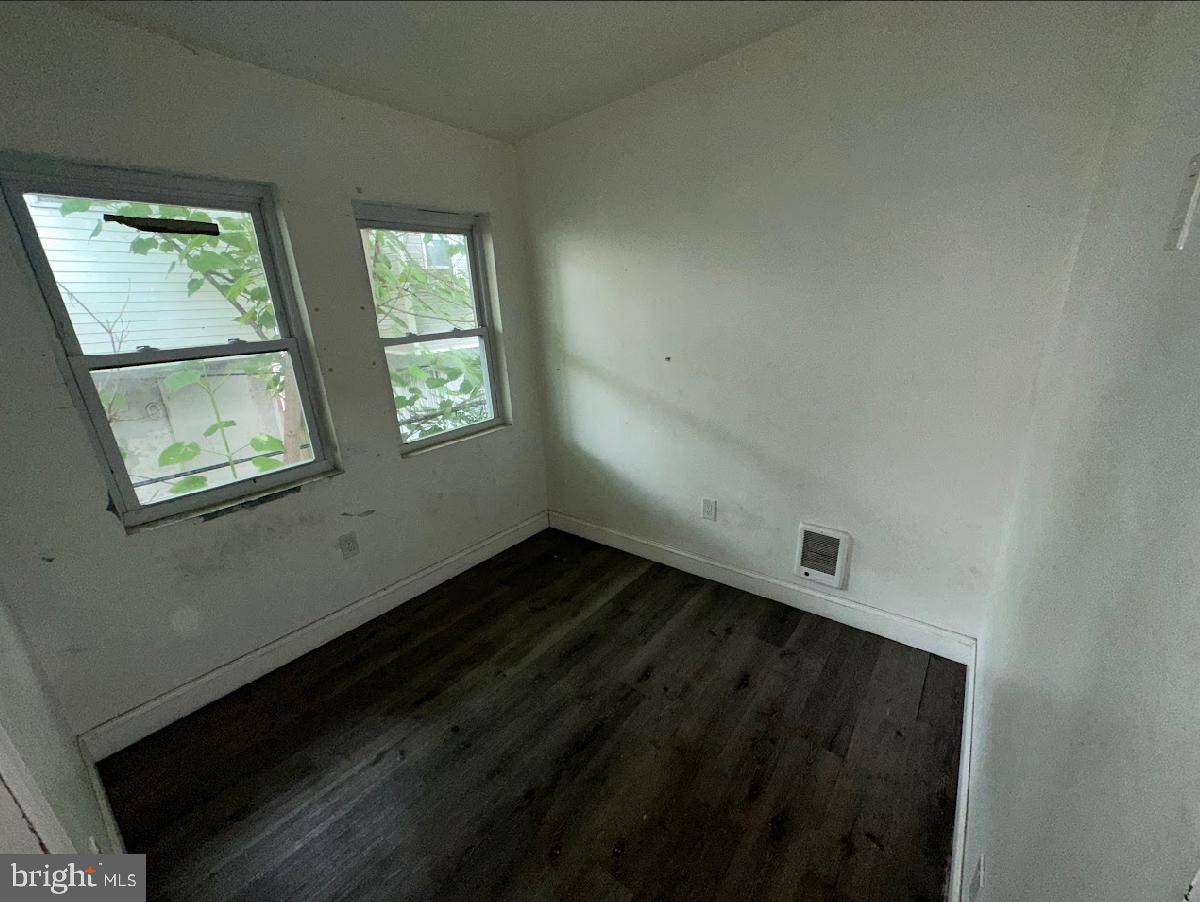 Investor Special – Legal Duplex in 19134 | CASH ONLY | AS-IS Condition
Located in the 19134 zip code, this legal duplex is a solid opportunity for a rehab-focused buyer. The property is being sold strictly AS-IS and is currently fully boarded up for protection.
The layout includes:
One one-bedroom apartment
One two-bedroom apartment
This is a CASH ONLY sale. No financing will be accepted. Buyer is responsible for all certifications, inspections, and U&O.
Bring your vision and restore this property to its full potential.