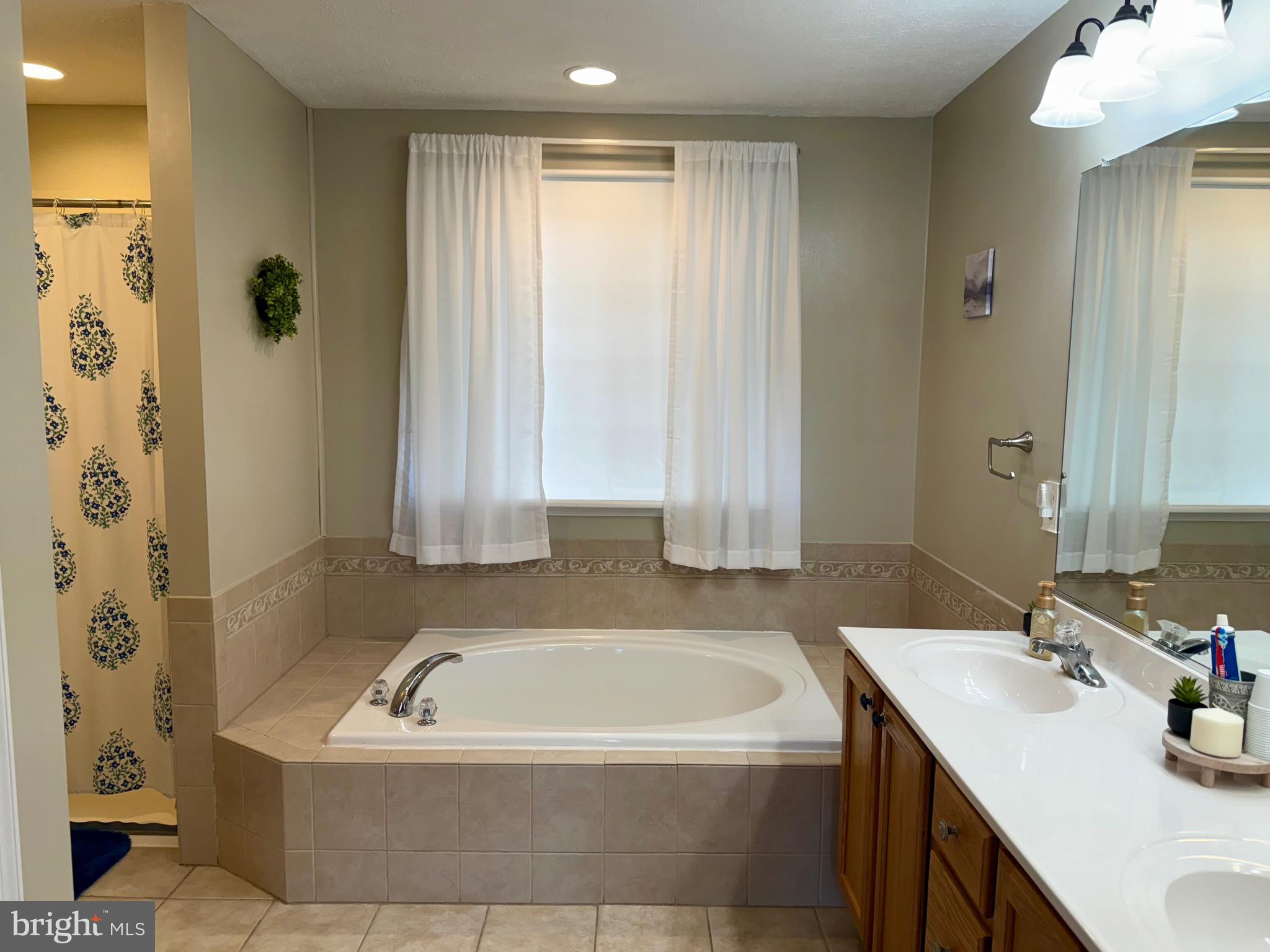 APPLE KNOLLS ESTATES - Residential