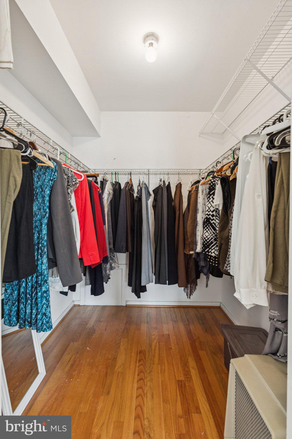 QUEEN VILLAGE - Residential