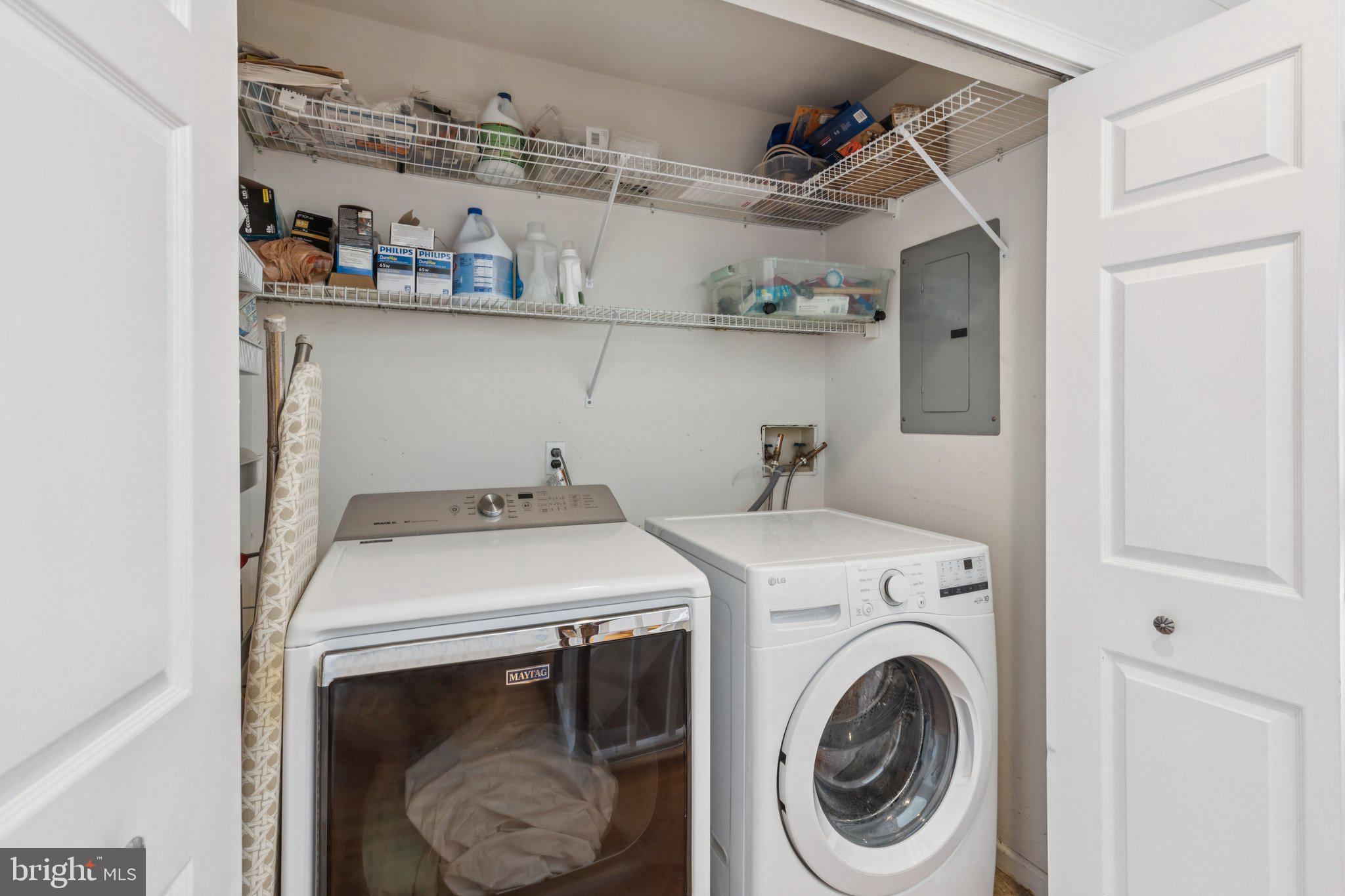 QUEEN VILLAGE - Residential