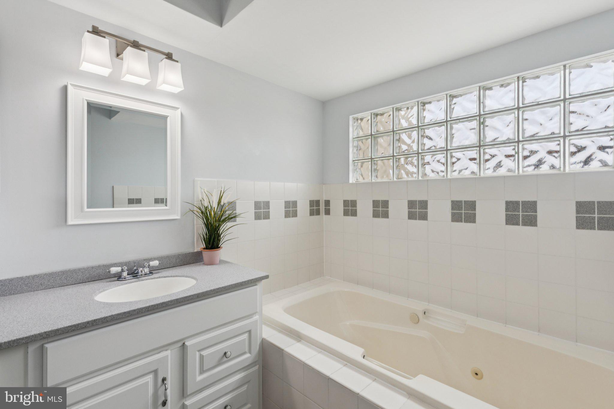 QUEEN VILLAGE - Residential