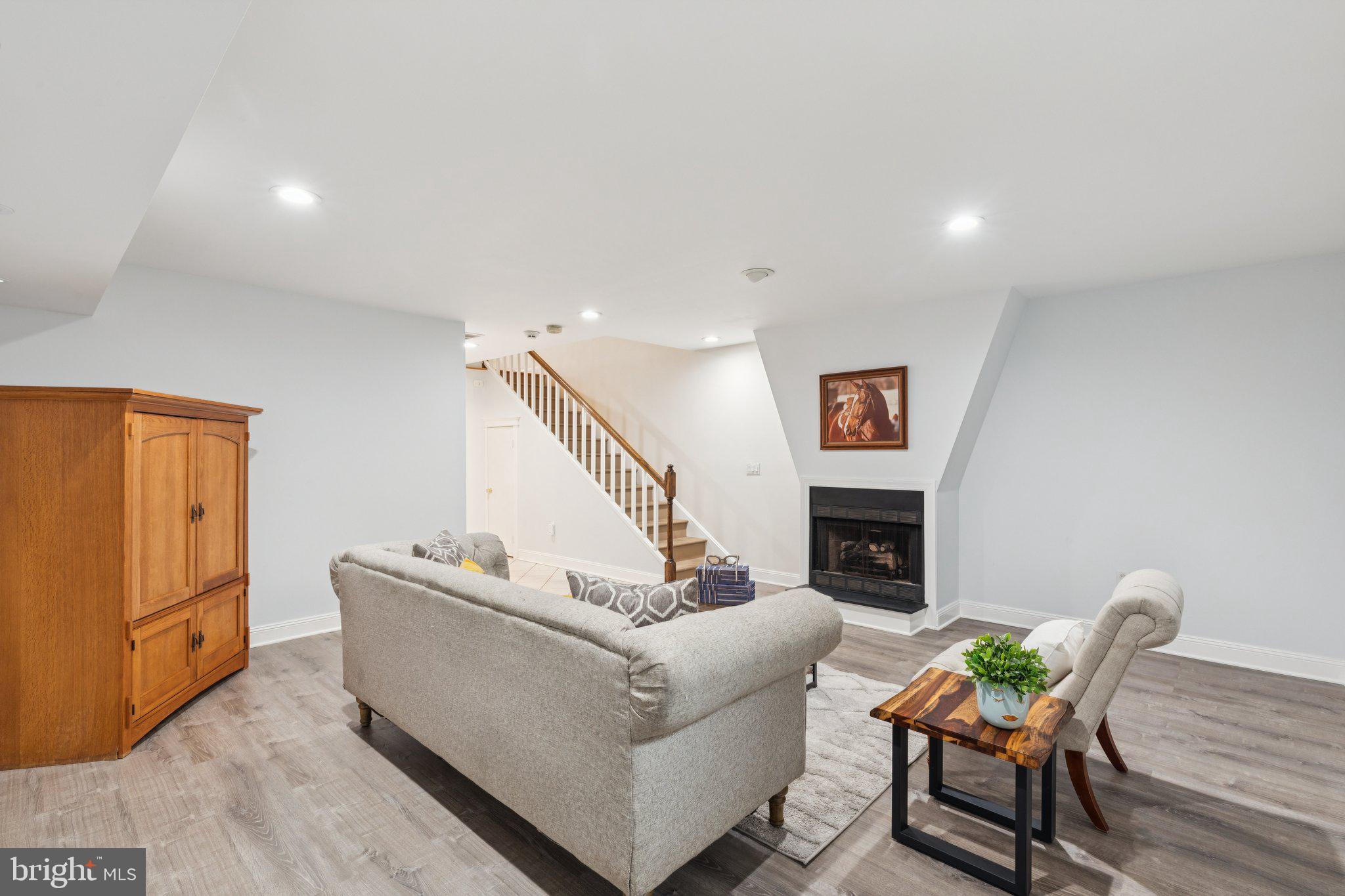 QUEEN VILLAGE - Residential