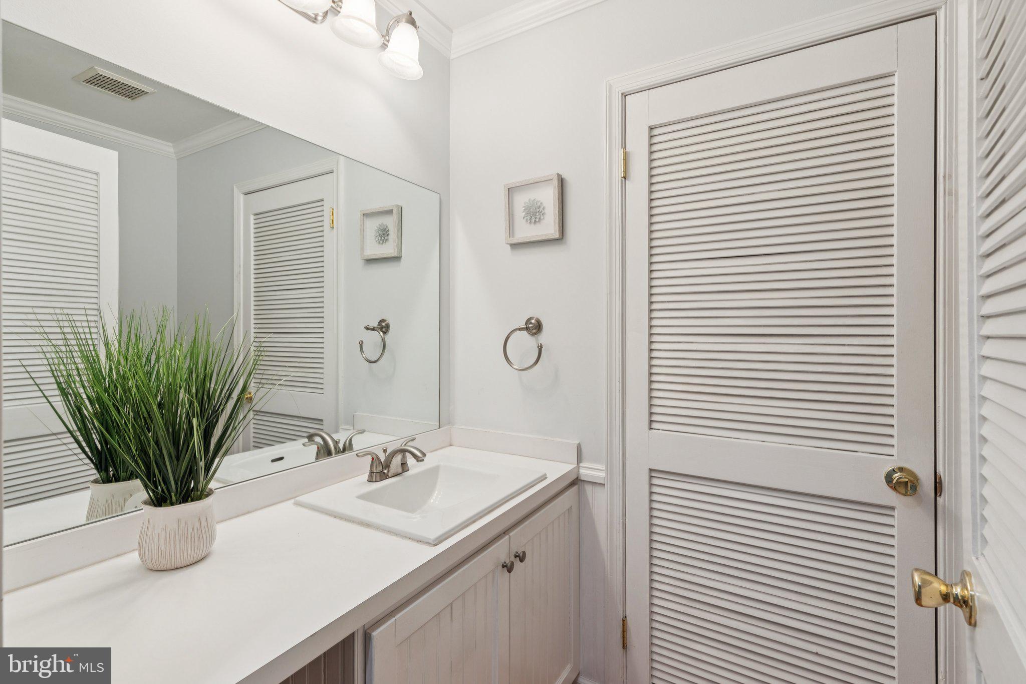 QUEEN VILLAGE - Residential