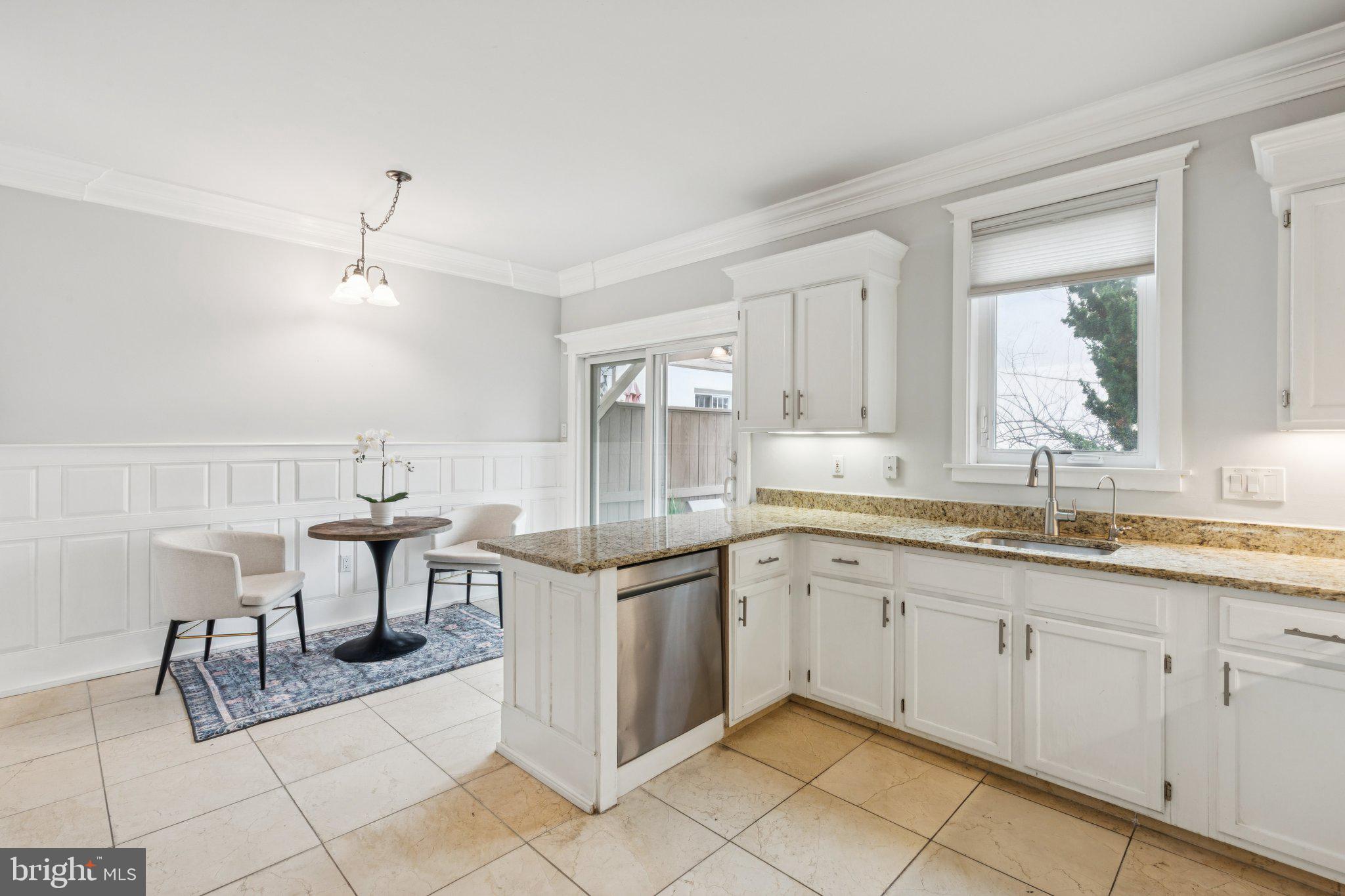 QUEEN VILLAGE - Residential