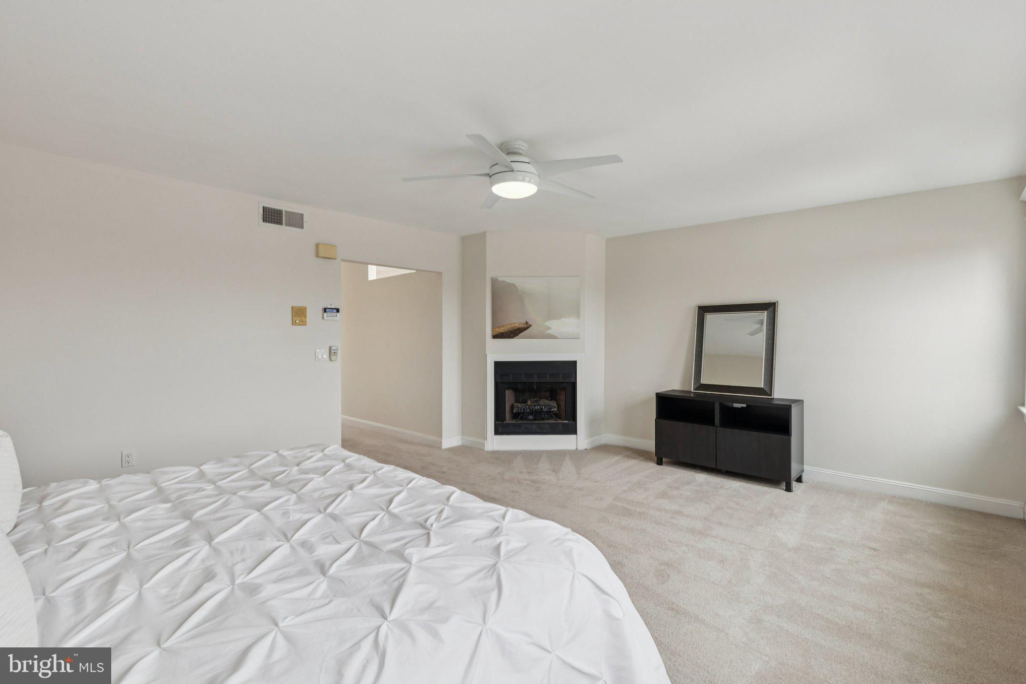 QUEEN VILLAGE - Residential