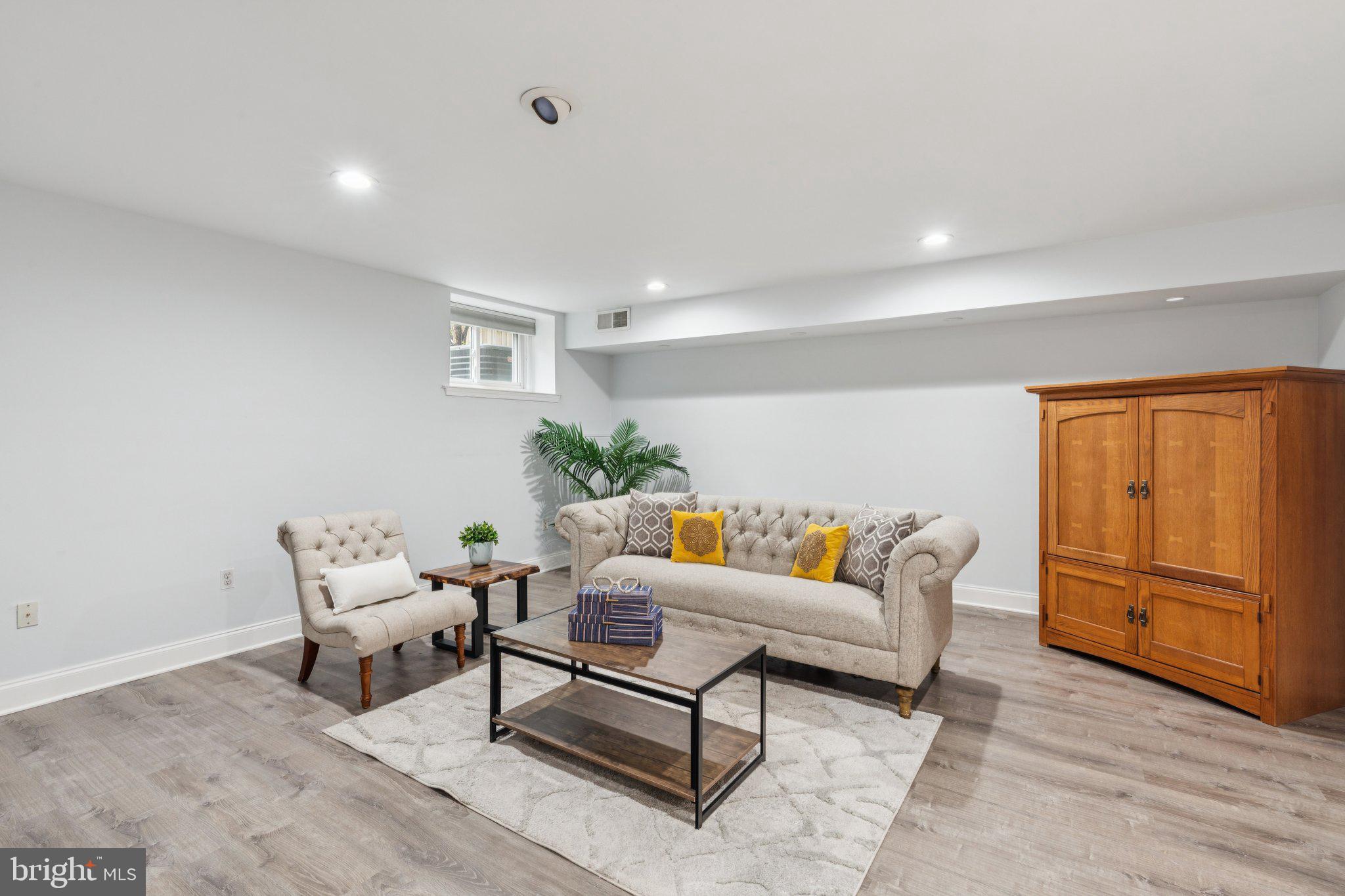 QUEEN VILLAGE - Residential