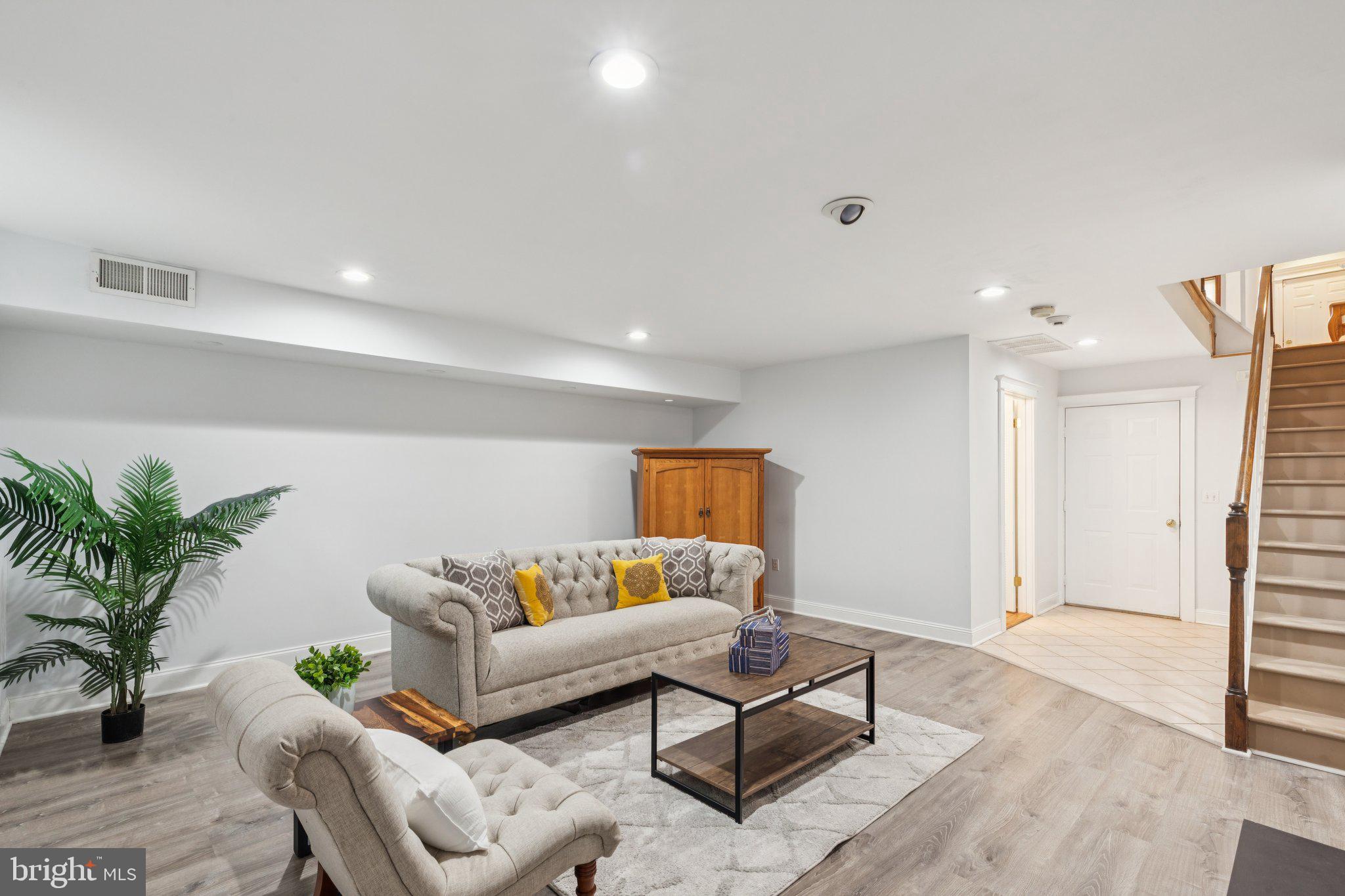 QUEEN VILLAGE - Residential