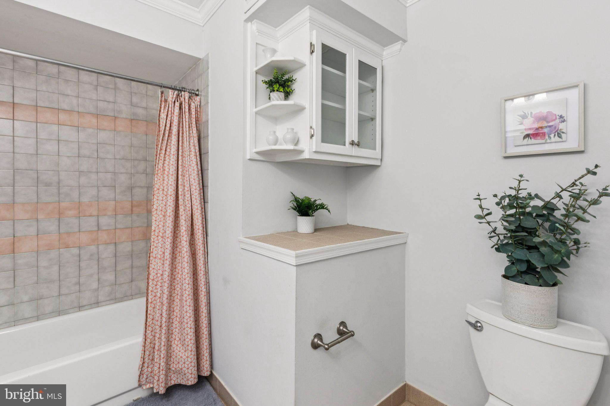 QUEEN VILLAGE - Residential