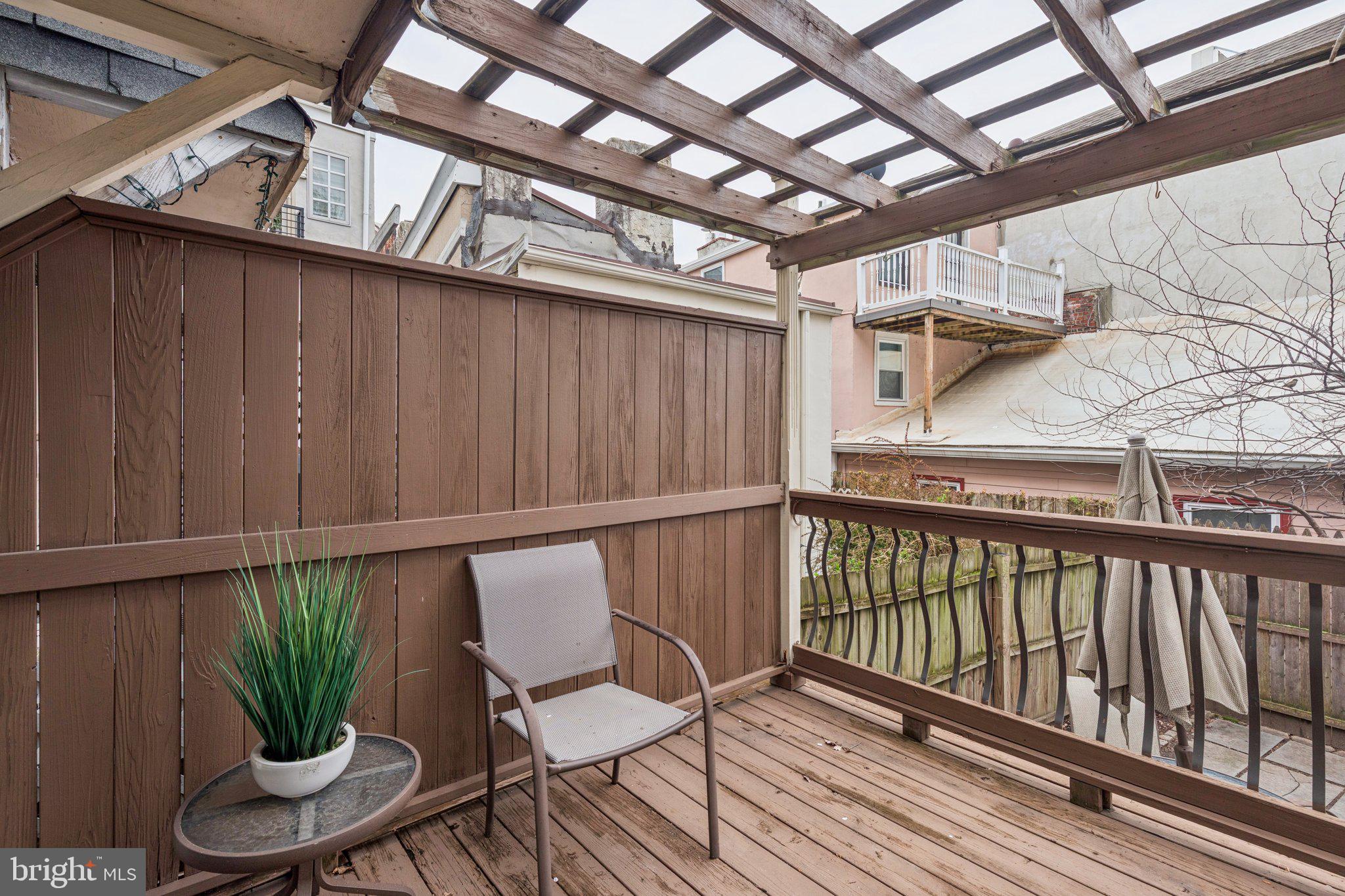 QUEEN VILLAGE - Residential