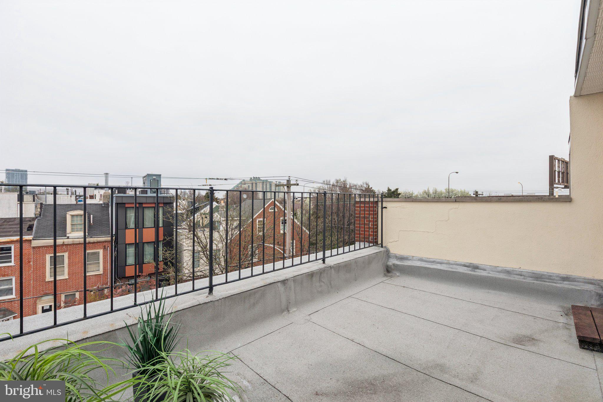 QUEEN VILLAGE - Residential