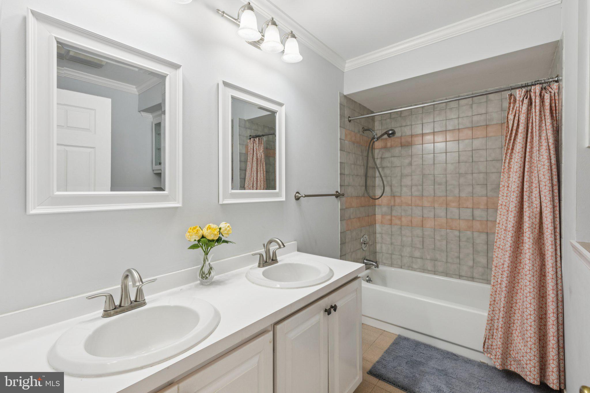 QUEEN VILLAGE - Residential