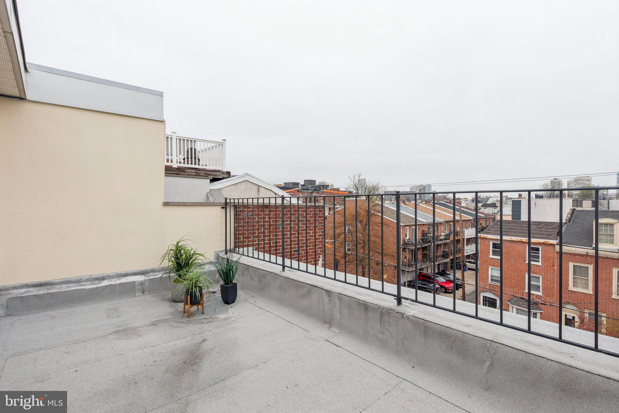 QUEEN VILLAGE - Residential