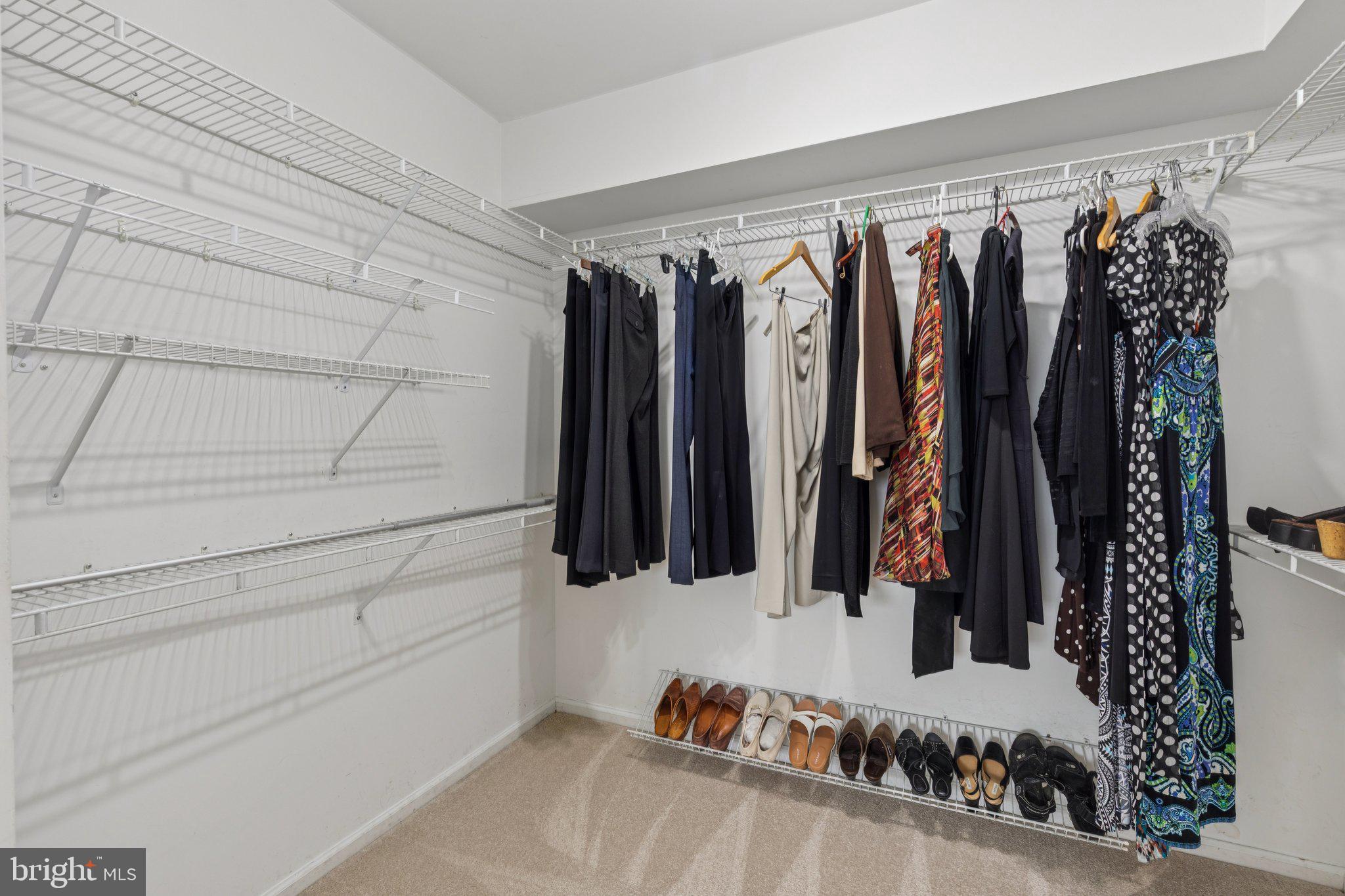 QUEEN VILLAGE - Residential