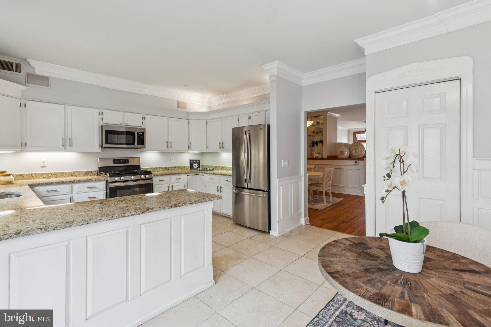 QUEEN VILLAGE - Residential