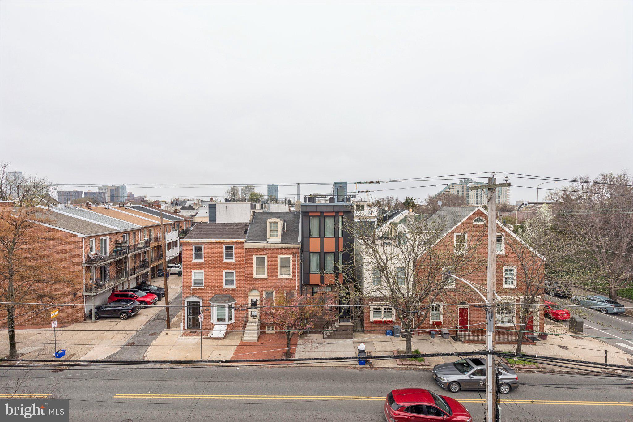 QUEEN VILLAGE - Residential