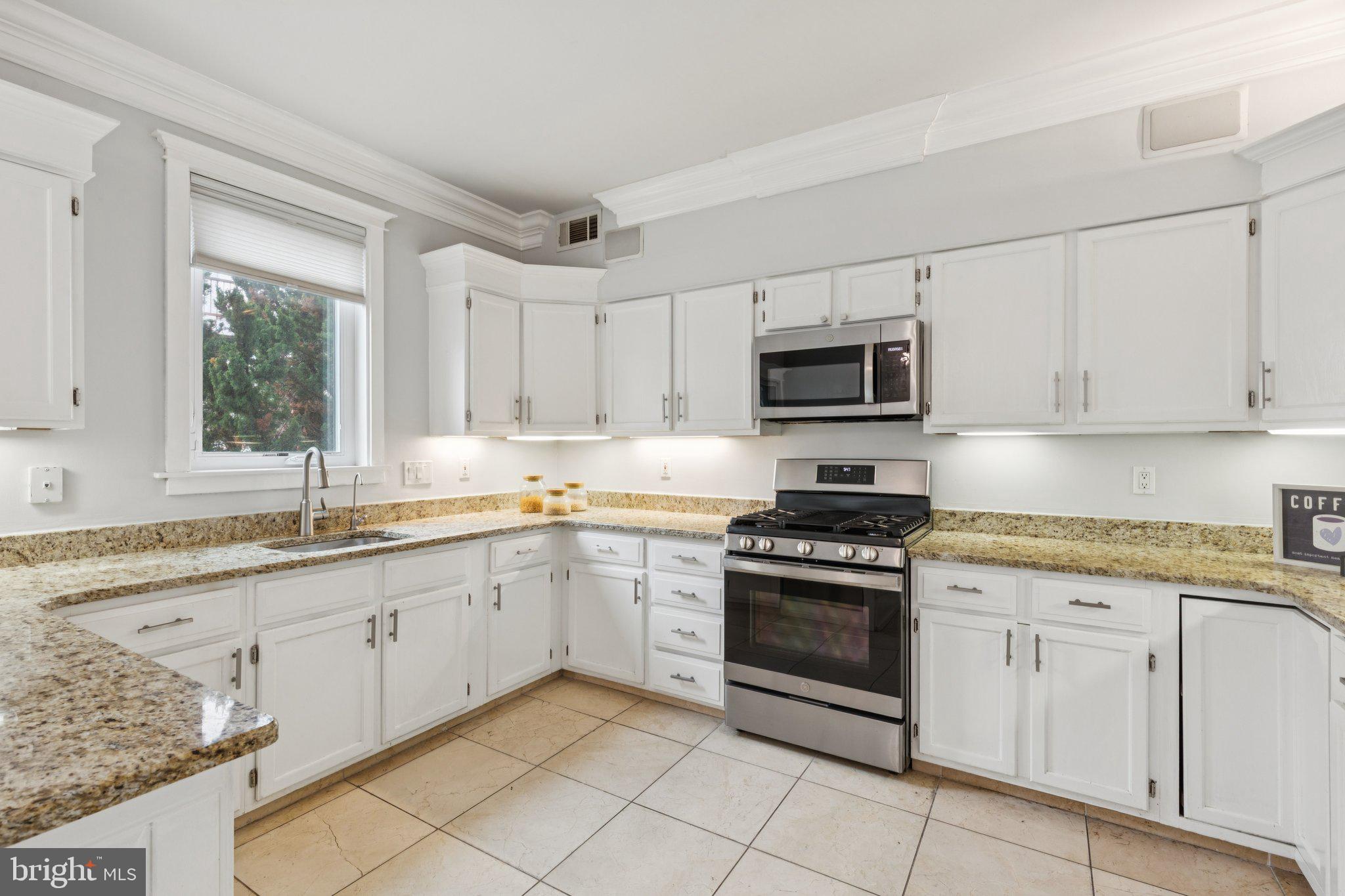 QUEEN VILLAGE - Residential