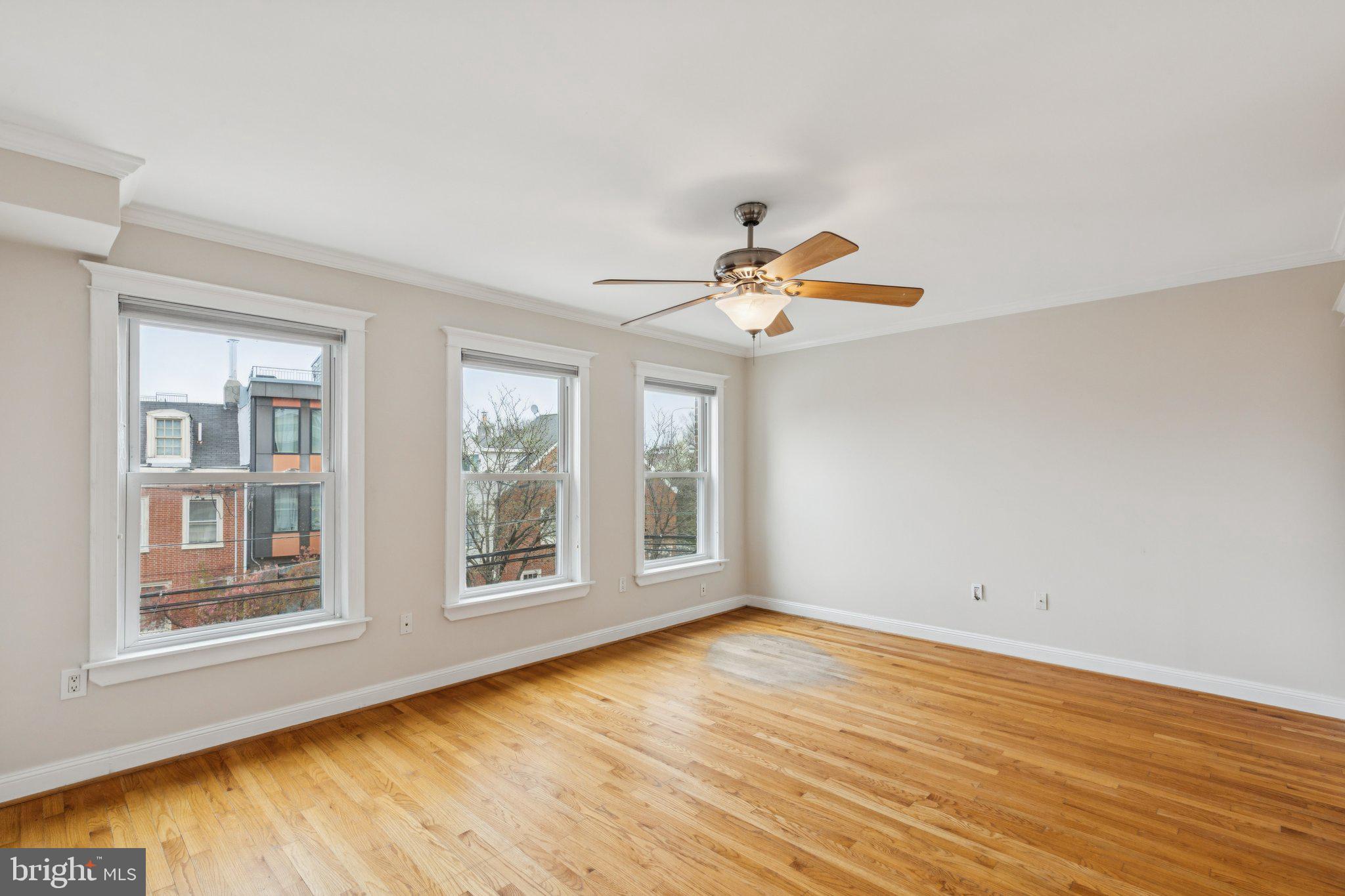 QUEEN VILLAGE - Residential