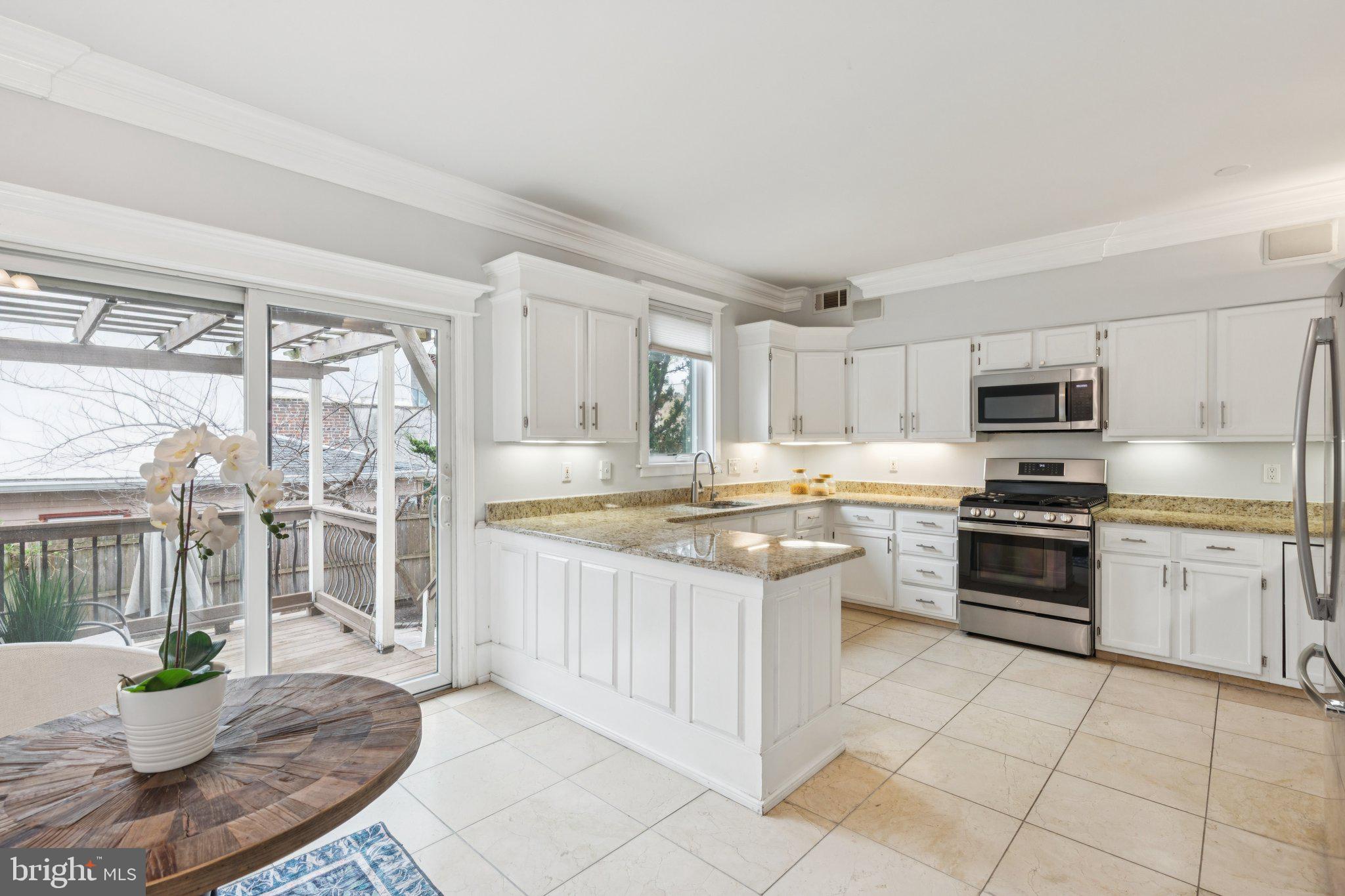 QUEEN VILLAGE - Residential