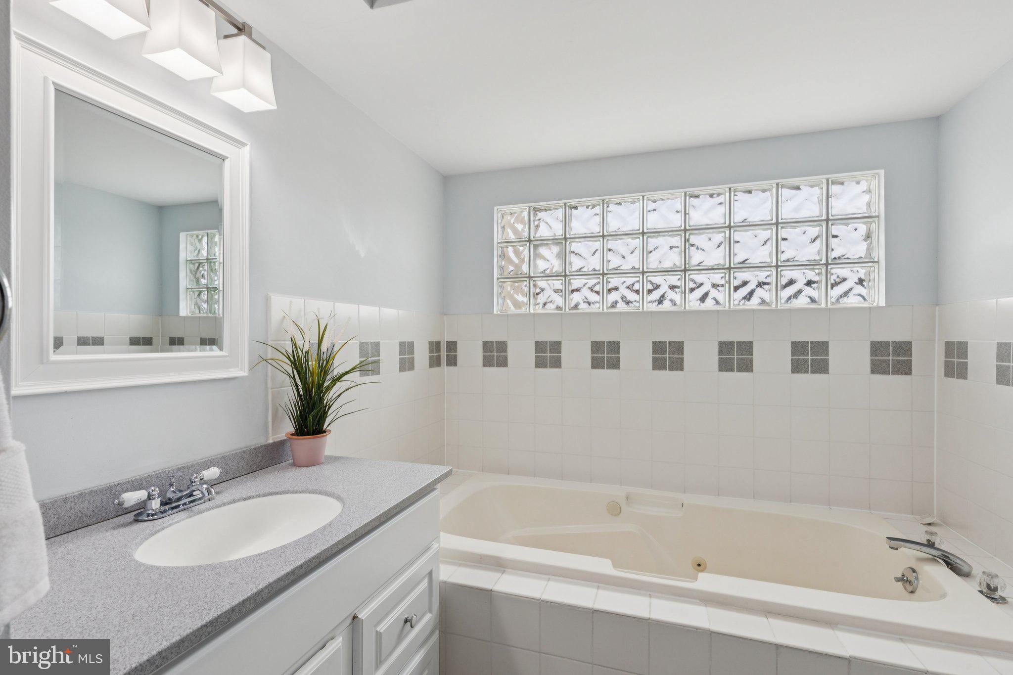 QUEEN VILLAGE - Residential