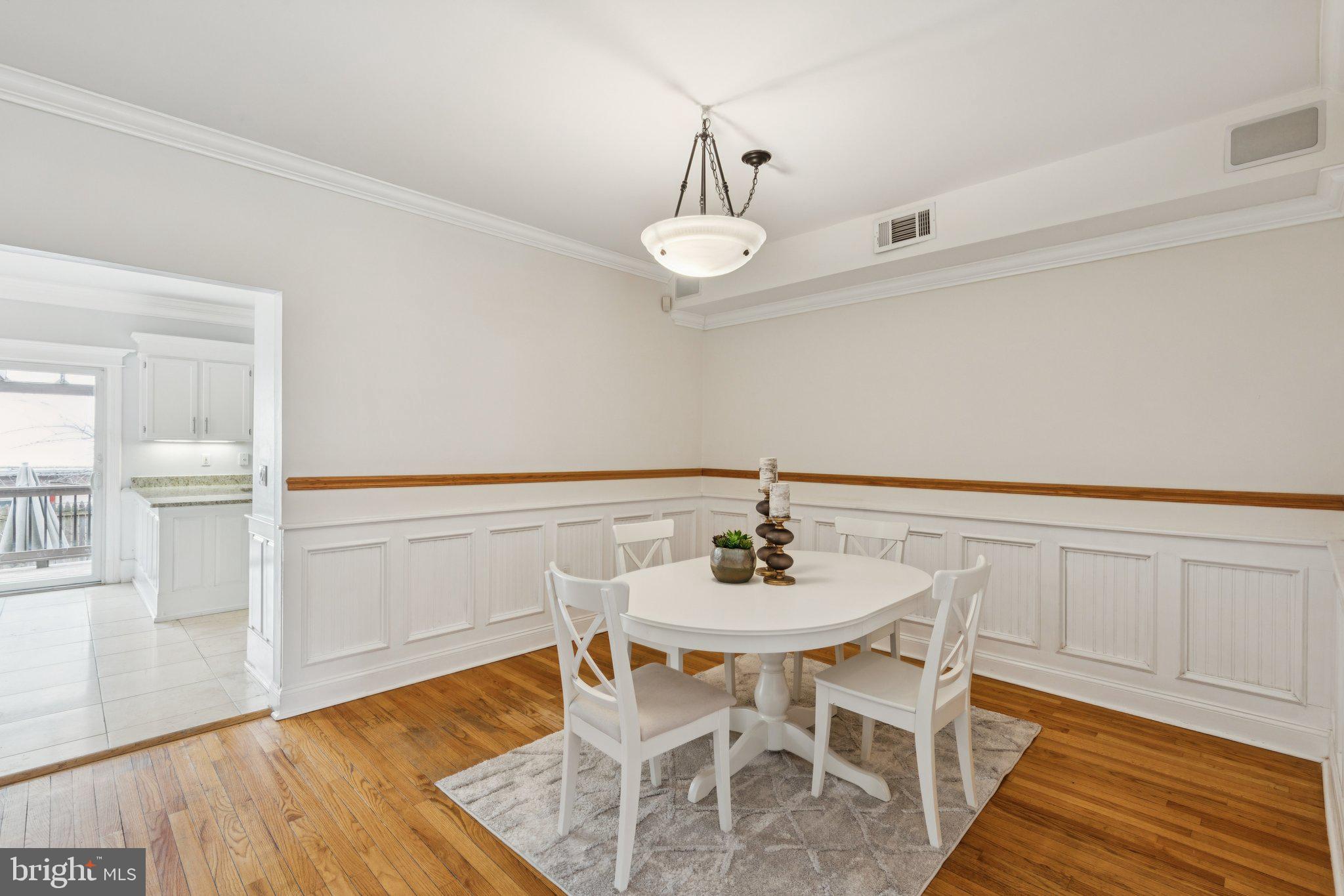 QUEEN VILLAGE - Residential