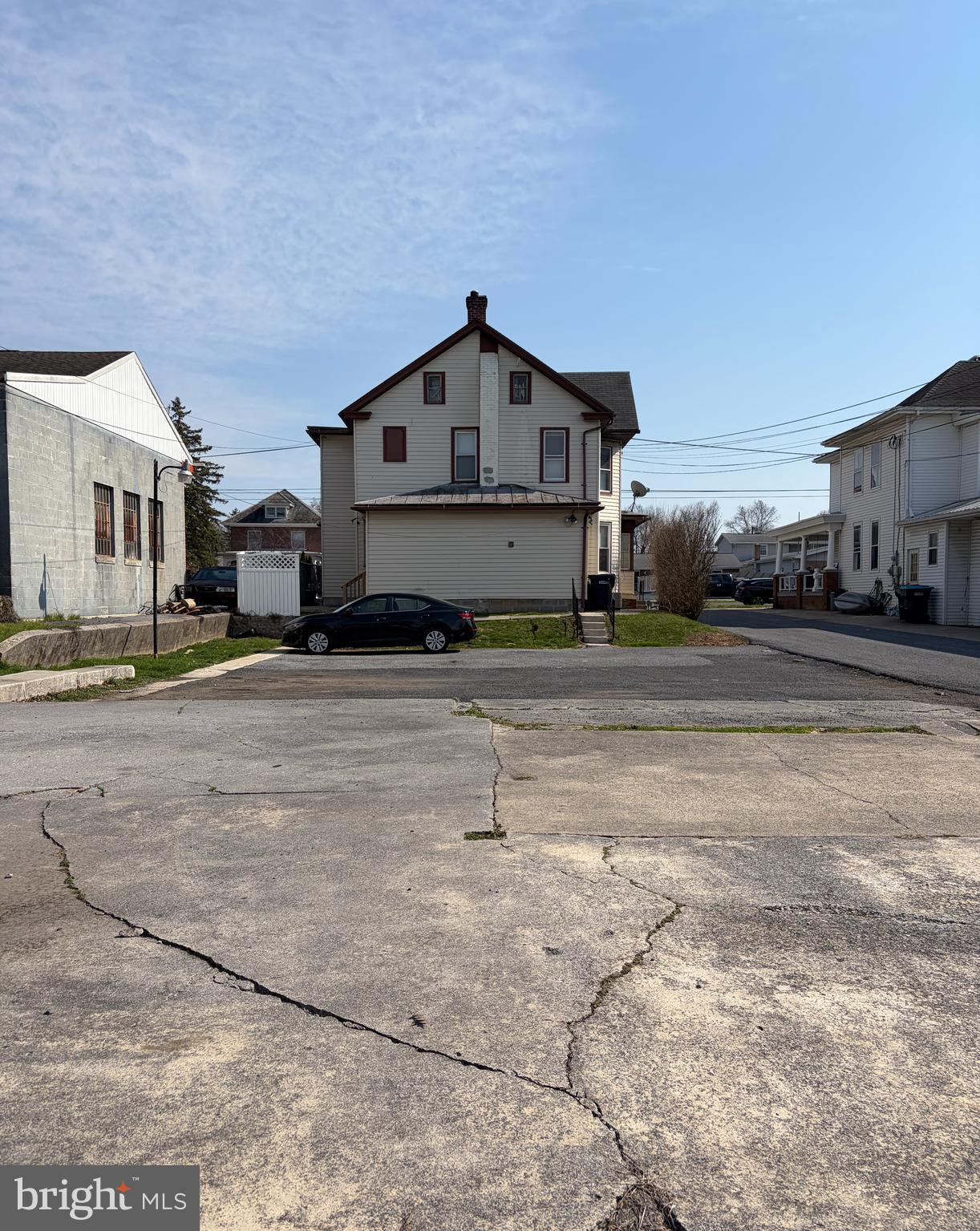 Main image without alt text