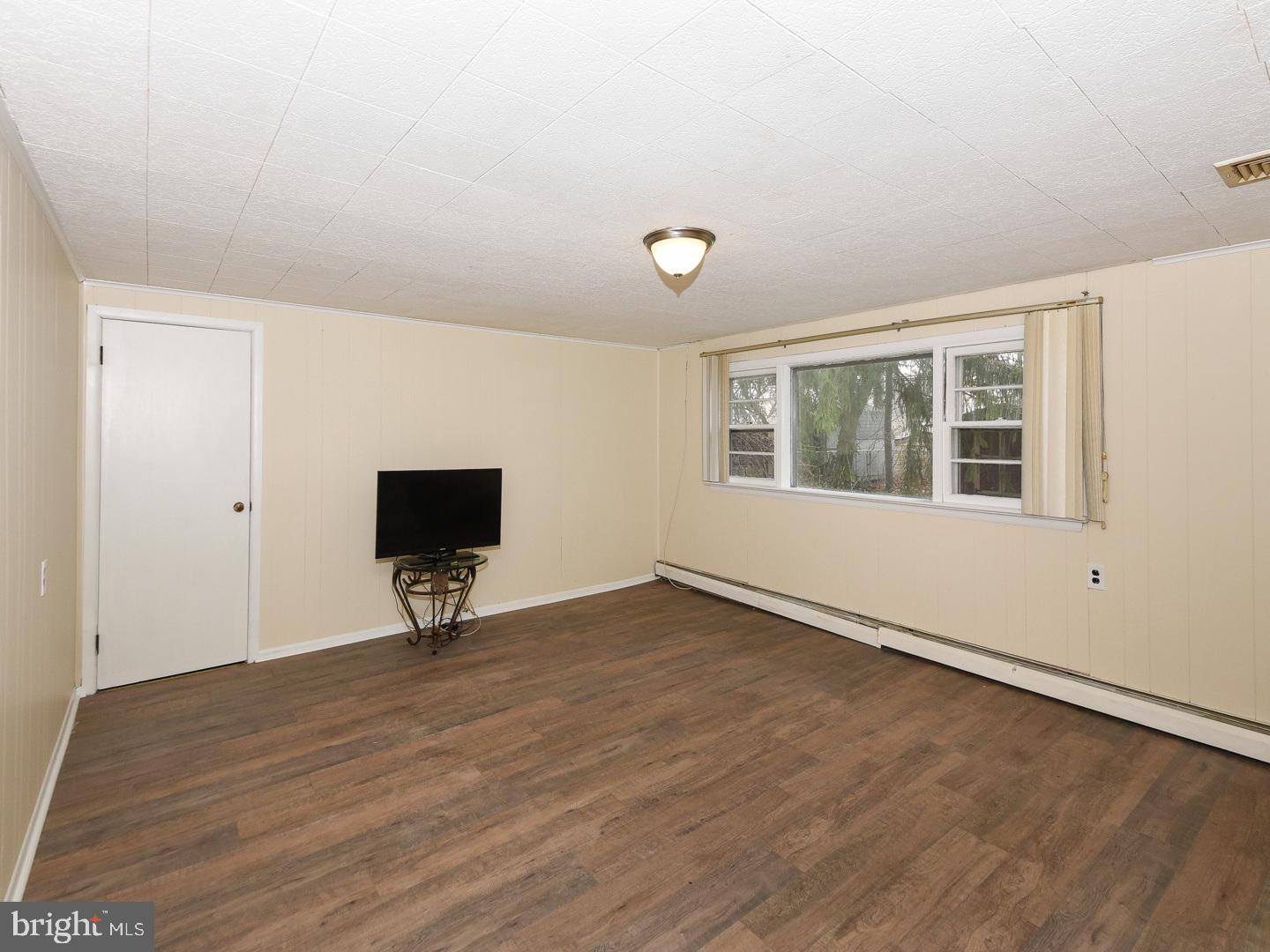 VILLAGE GREEN - Residential