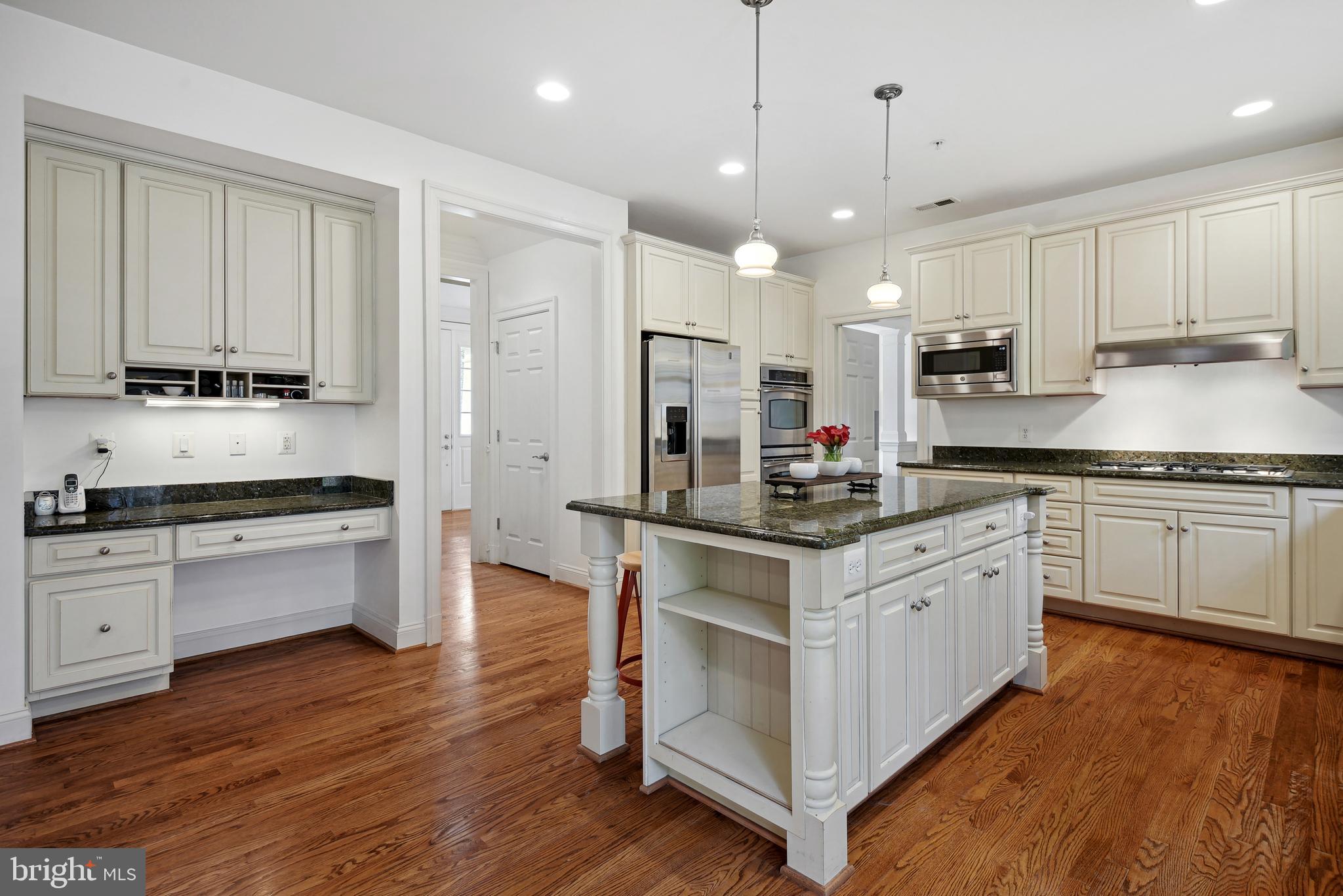 ENGLISH VILLAGE - Residential