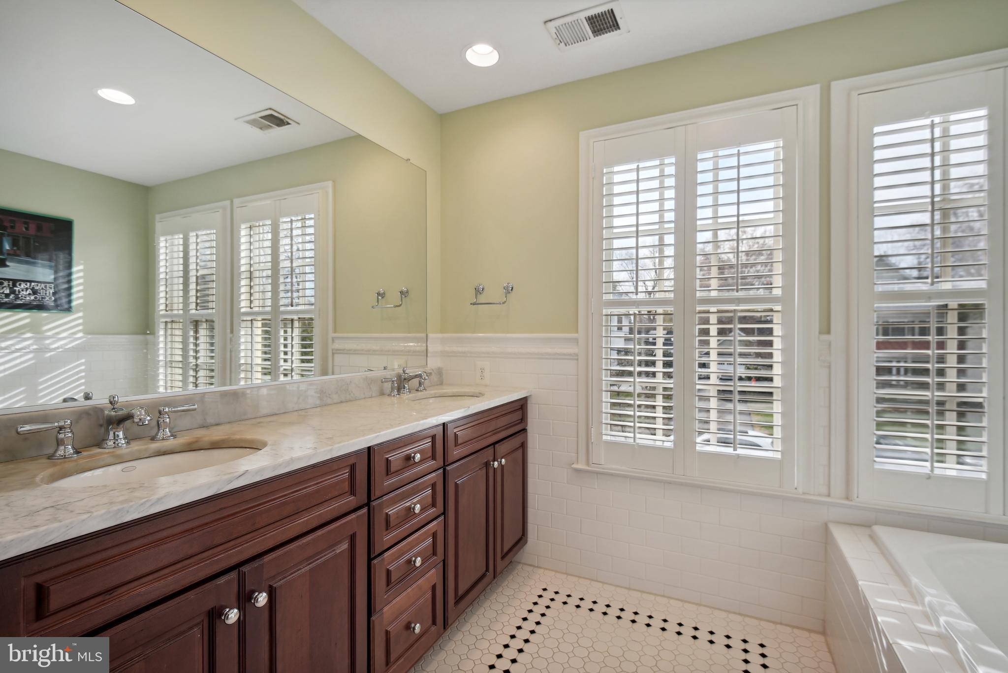 ENGLISH VILLAGE - Residential