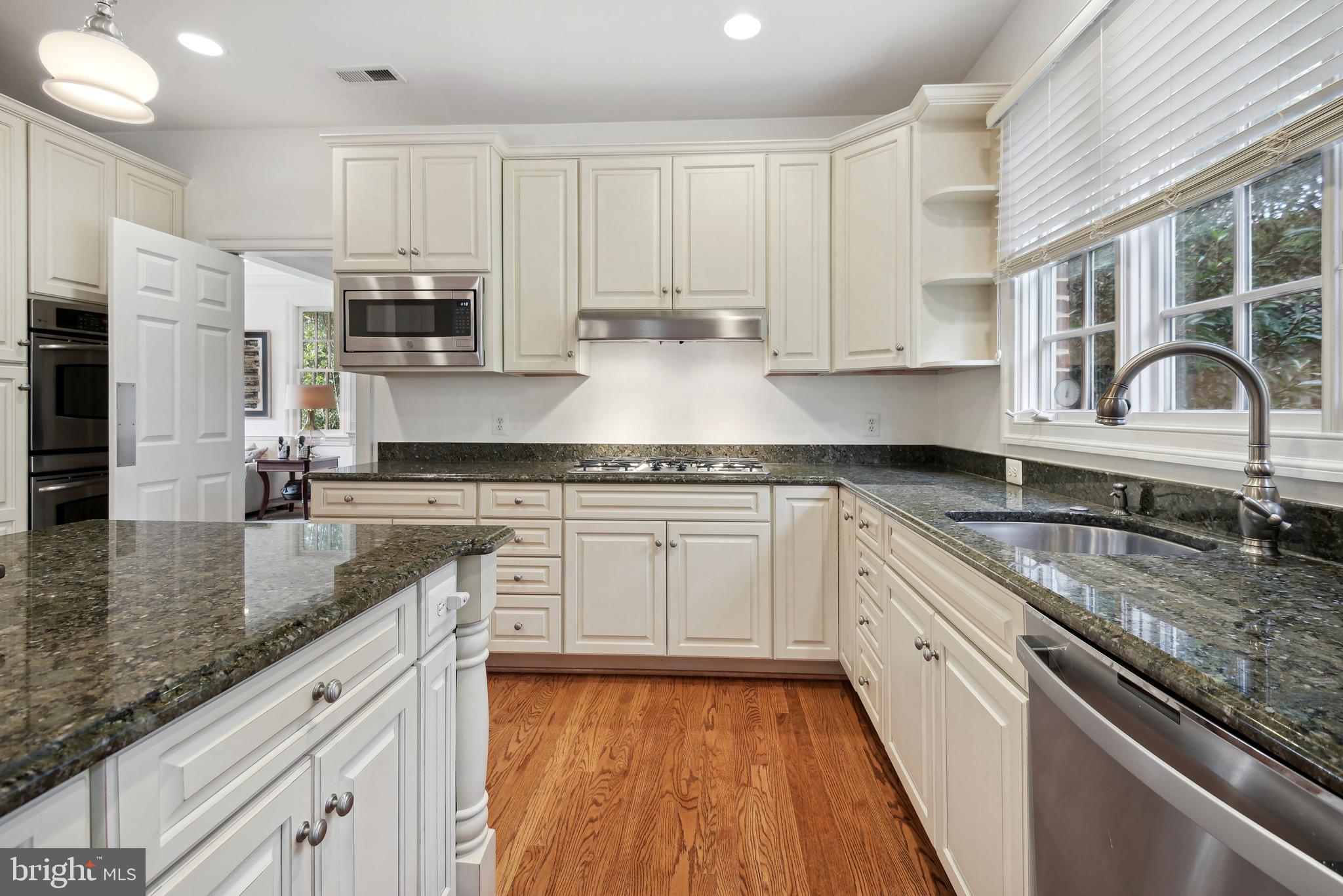 ENGLISH VILLAGE - Residential