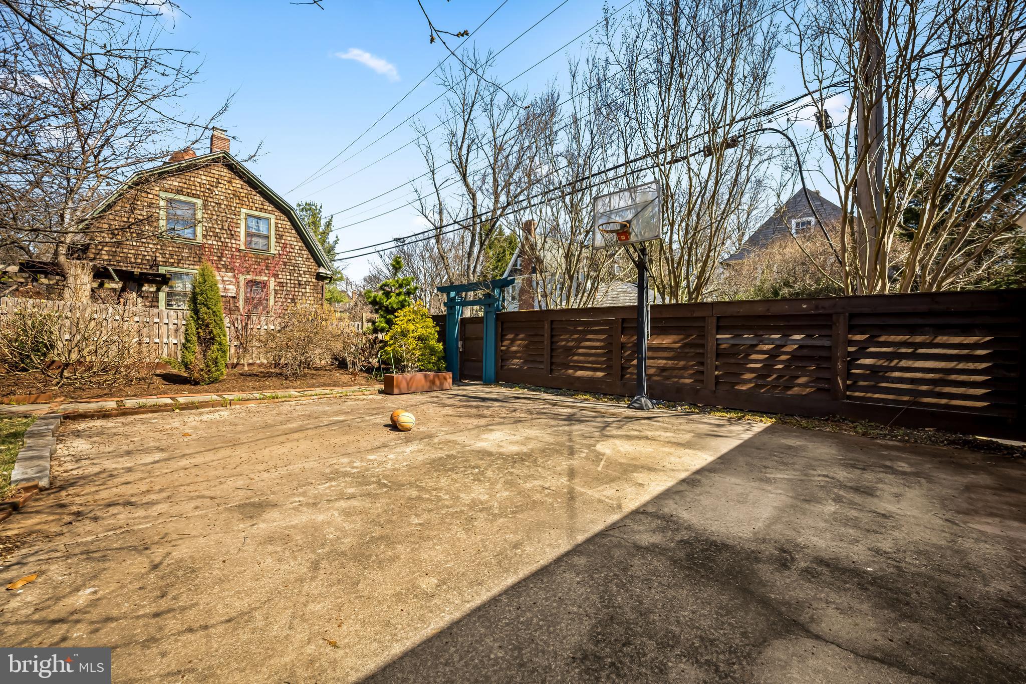 ROLAND PARK - Residential