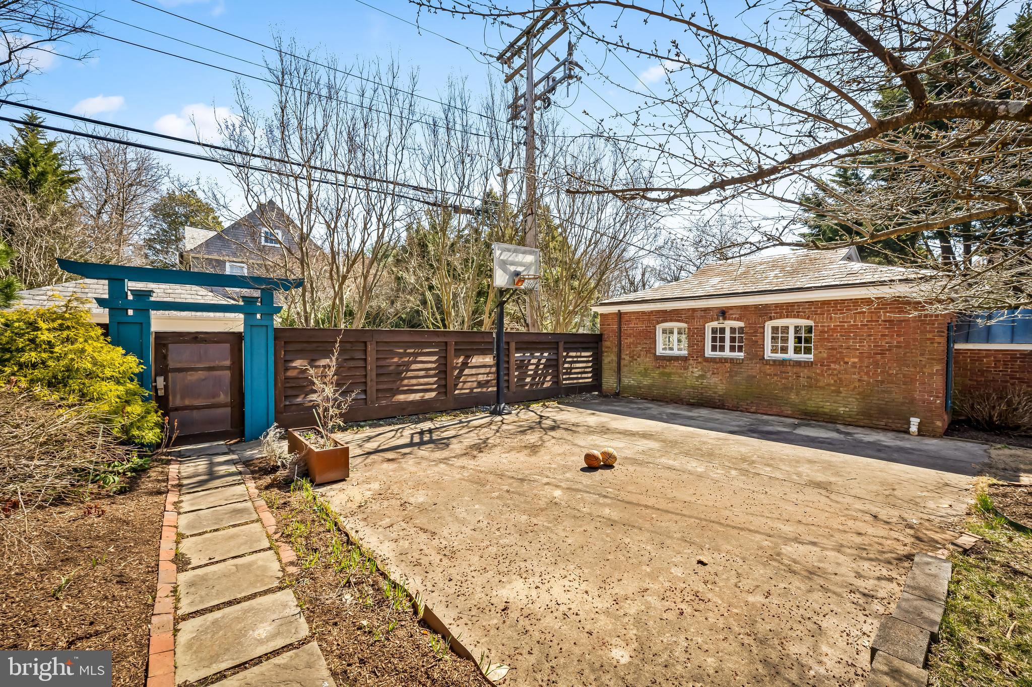 ROLAND PARK - Residential