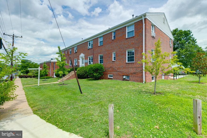 1Bedroom , 1Bathroom Apartment for rent. Newly renovated kitchen and bathroom. Available NOW. Tenant  pays electric, gas and cable/internet. Parking for 1 car included. Pets allowed, $600 per pet deposit + $50 per pet rent. Laundry is located downstairs, the is a separate side entrance to the laundry area. Parking is behind the buildings, its unassigned. Management gives 1 sticker per each unit.