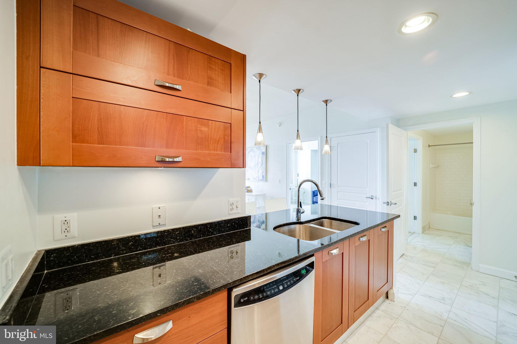 MIDTOWN ALEXANDRIA STATION CONDOMINIUM - Residential Lease