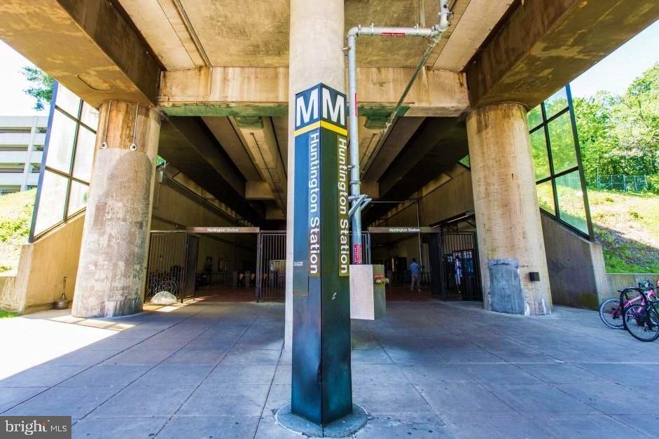 MIDTOWN ALEXANDRIA STATION CONDOMINIUM - Residential Lease