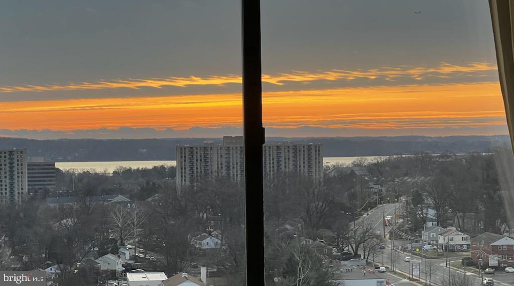 MIDTOWN ALEXANDRIA STATION CONDOMINIUM - Residential Lease