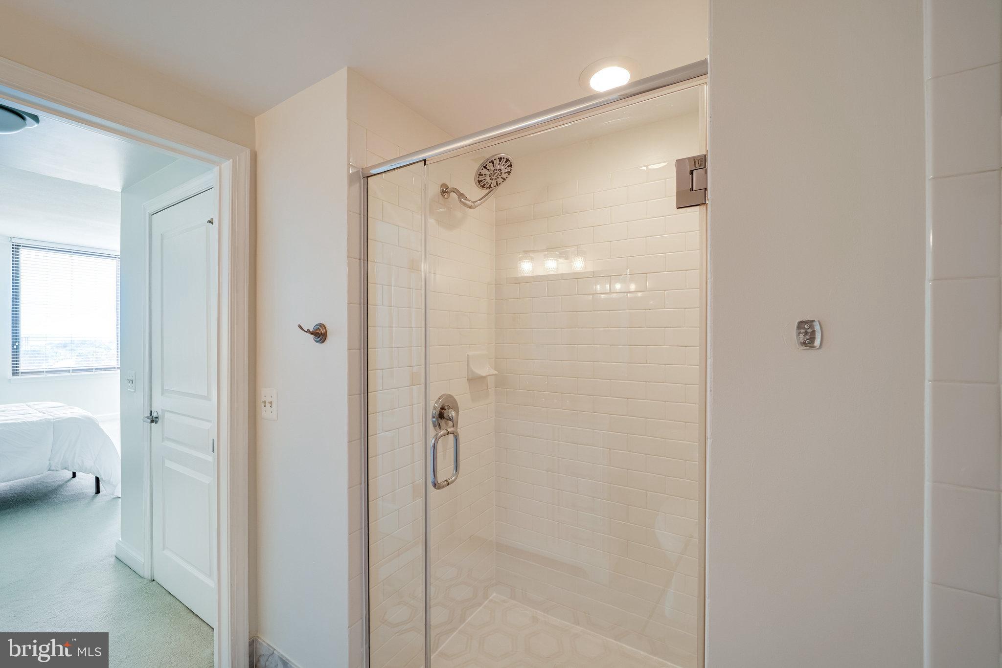 MIDTOWN ALEXANDRIA STATION CONDOMINIUM - Residential Lease