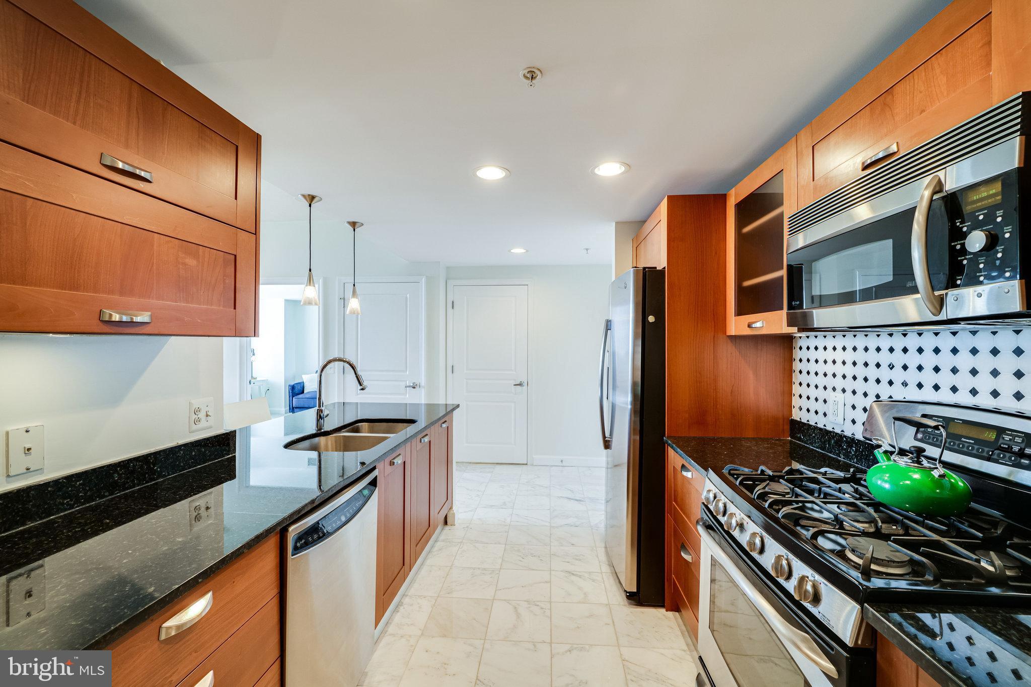 MIDTOWN ALEXANDRIA STATION CONDOMINIUM - Residential Lease