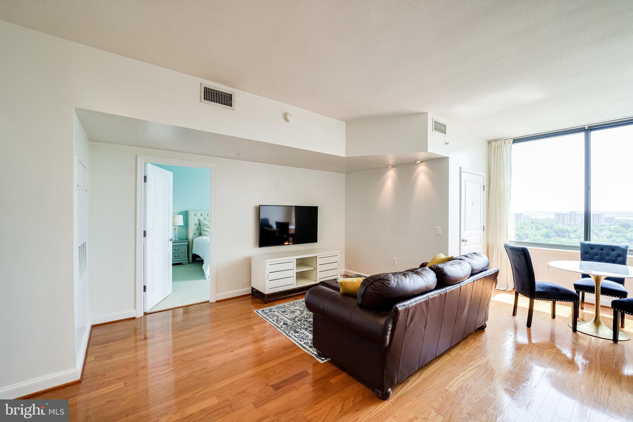 MIDTOWN ALEXANDRIA STATION CONDOMINIUM - Residential Lease