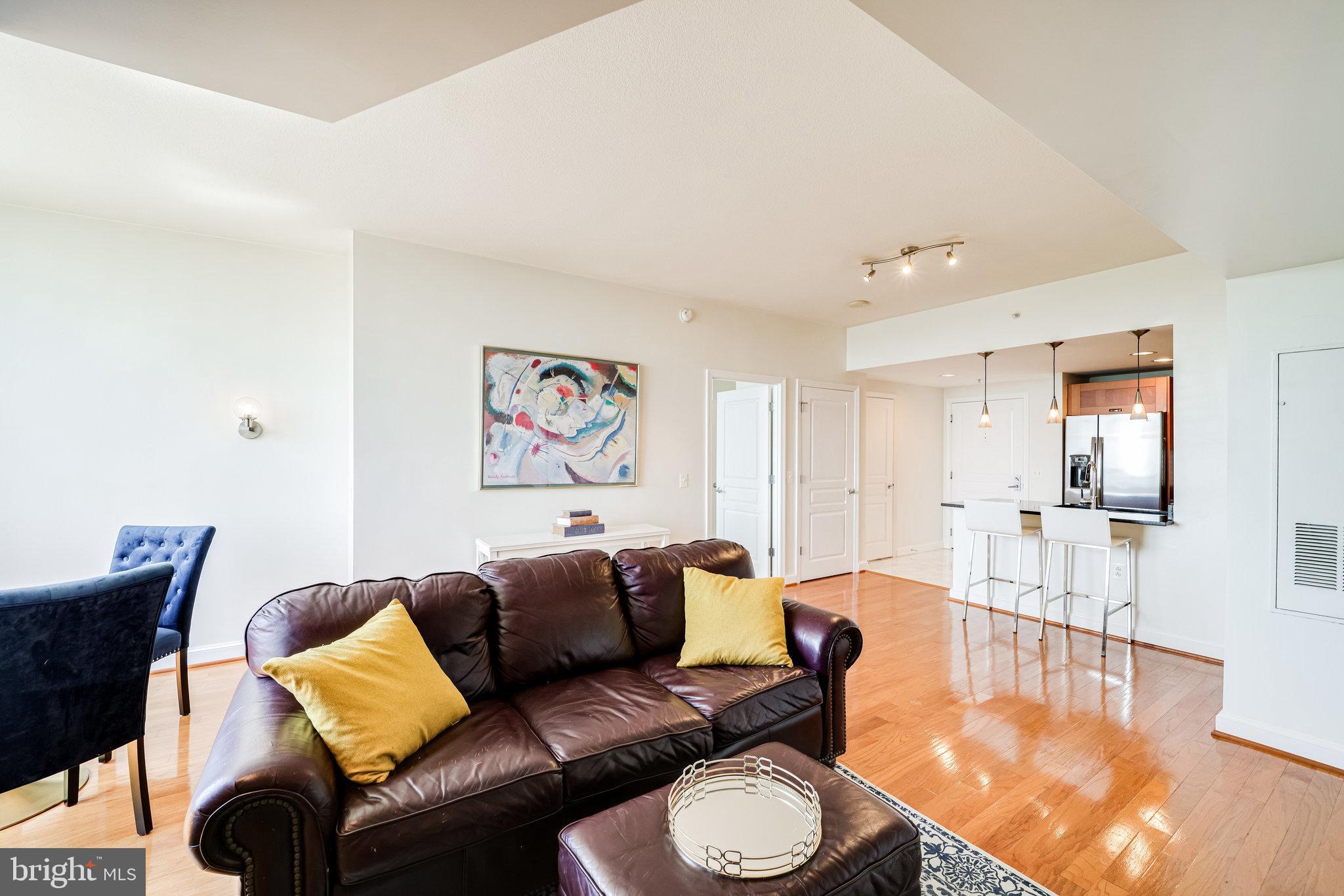 MIDTOWN ALEXANDRIA STATION CONDOMINIUM - Residential Lease