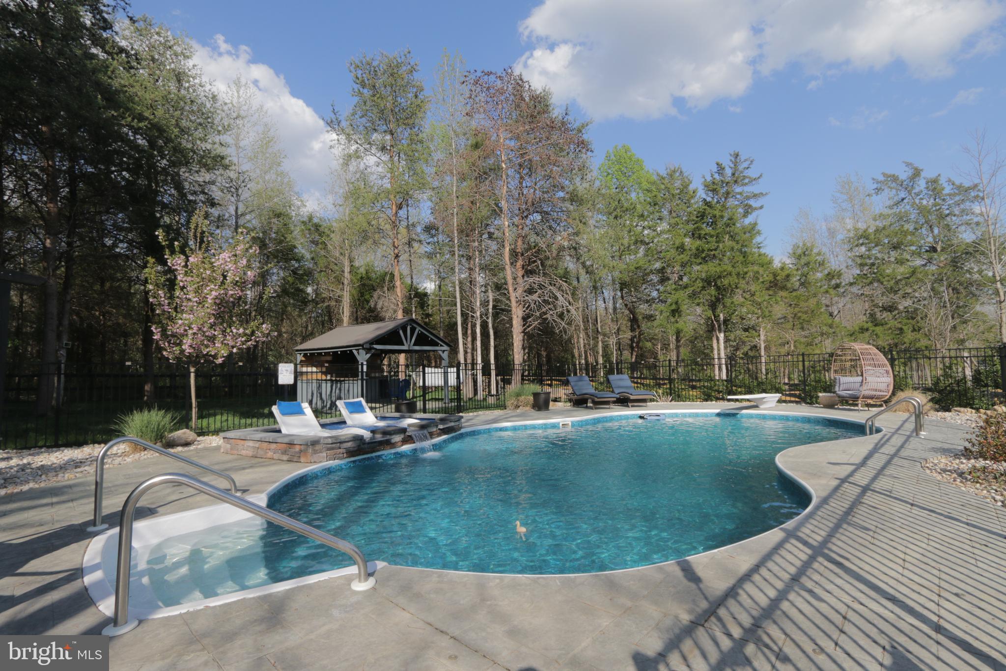 SARATOGA WOODS - Residential