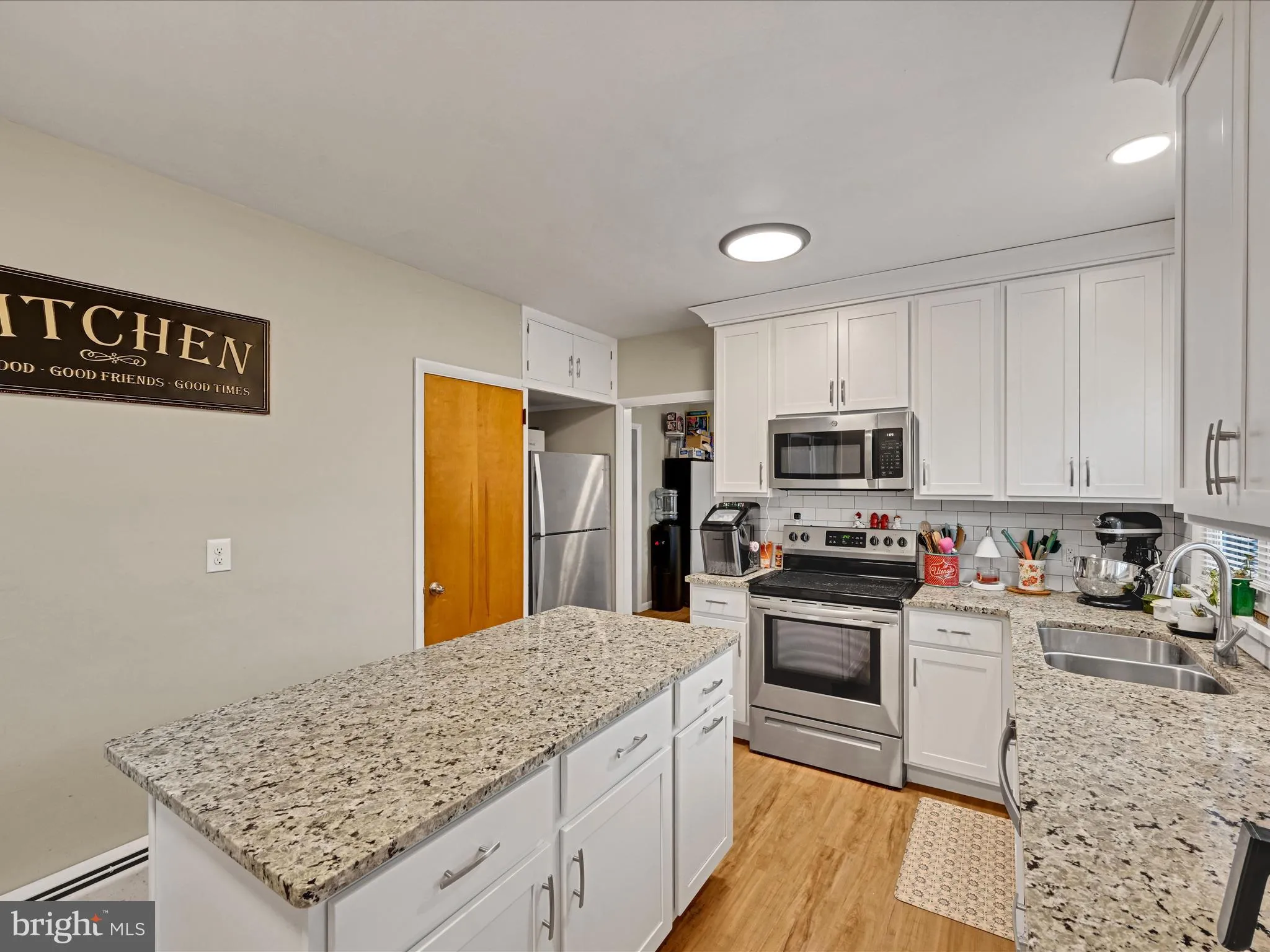 New Holland, Pennsylvania 17557, United States, 3 Bedrooms Bedrooms, ,1 BathroomBathrooms,Residential,Pending,27933