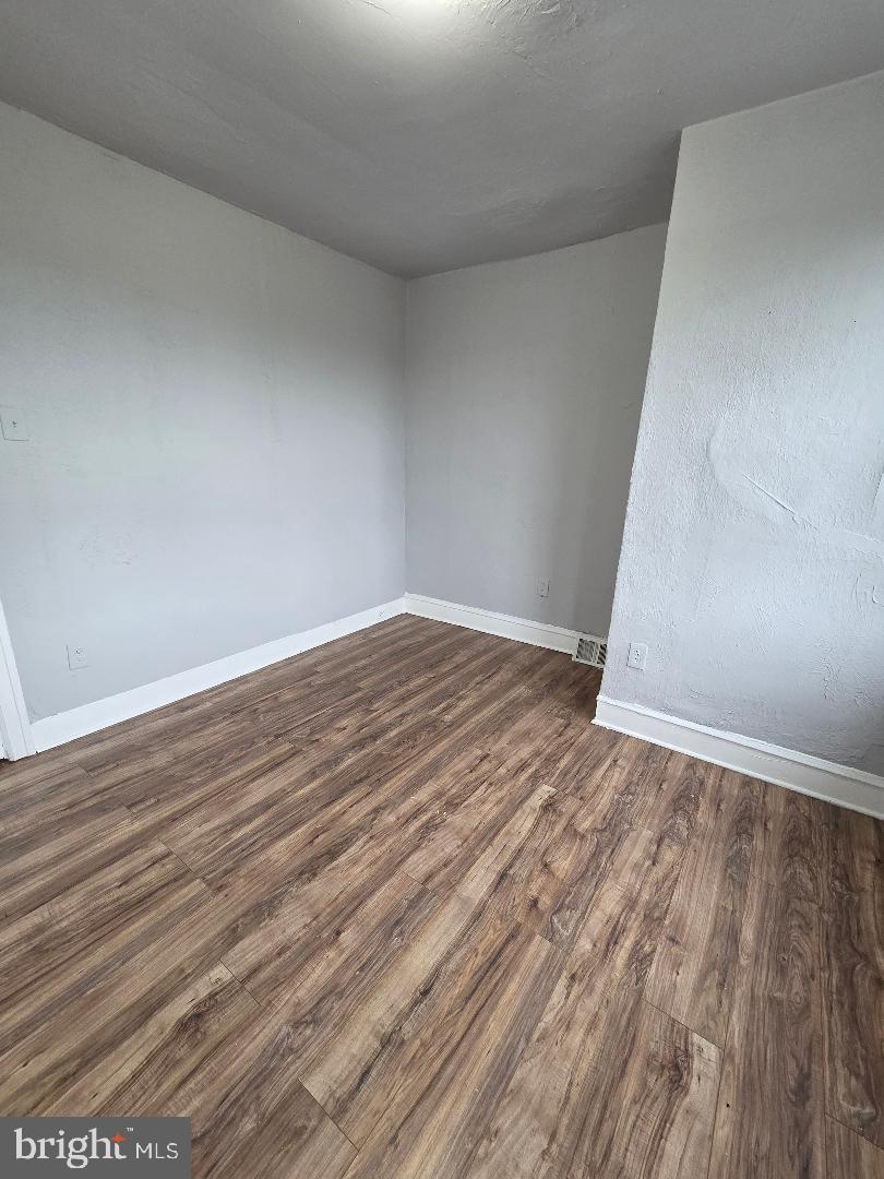 5228 N HUTCHINSON STREET