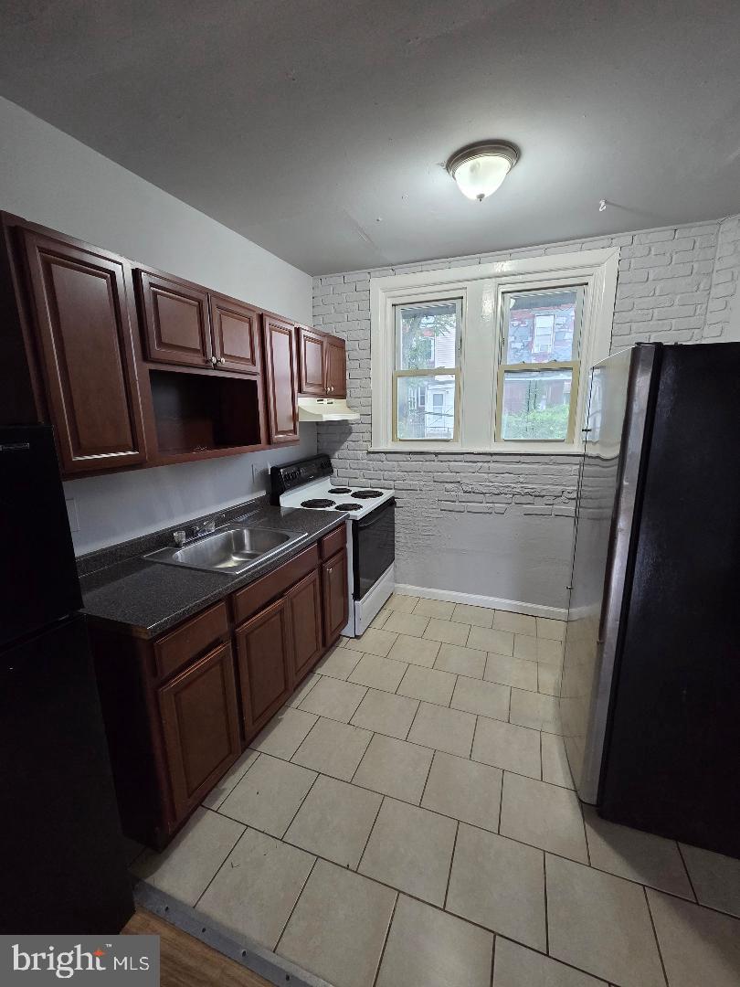 5228 N HUTCHINSON STREET