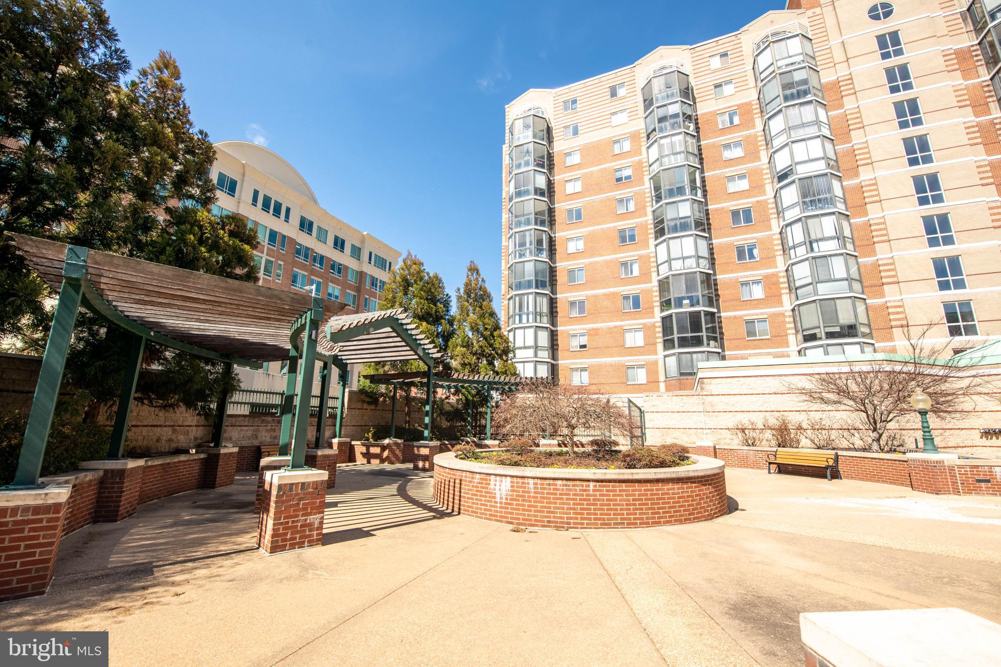 24 COURTHOUSE SQUARE 212