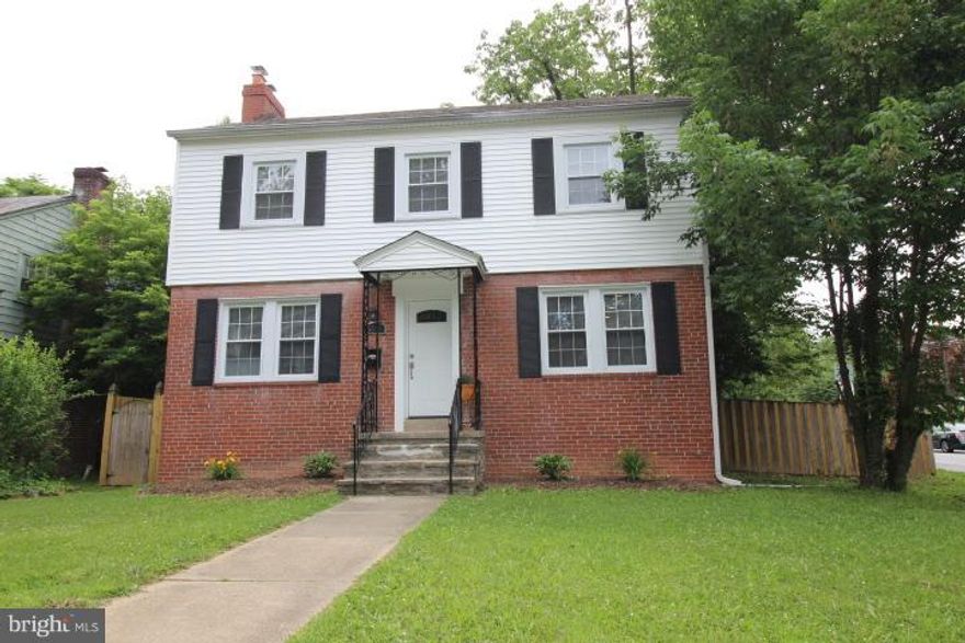 Experience the fine living in this newly renovated home in sought after Hamilton. You will fall in love with it's beautiful chef's kitchen w/stainless steel appls,white counter tops, marble backsplash and huge island w/ tons of storage! 2.5 new baths and finished basement. Gleaming hard wood floors. Huge back yard w/full privacy fence. Covered back porch and 1 car garage.Book your showing today!