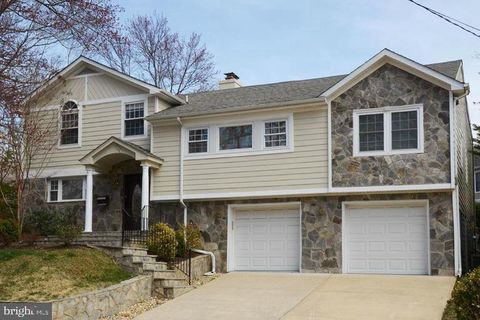 Photo of 5205 Brookeway Drive, BETHESDA, MD 20816 (MLS # MDMC2209854)